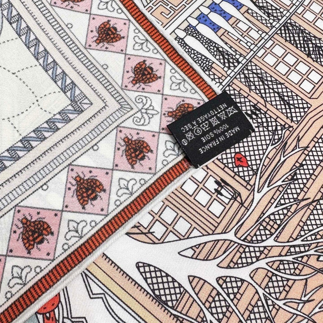 “奇珍异宝”90厘米方巾手工卷边斜纹真丝方巾（100%桑蚕丝）。爱马仕丝巾是创意和作品故事的无限源泉，每