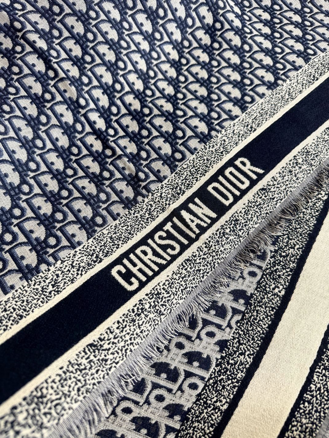   原单品质
𝐃𝐈𝐎𝐑 必须入超级实用的大披肩 围脖两用 标志性老花元素➕短流苏边  含42%的羊毛成分