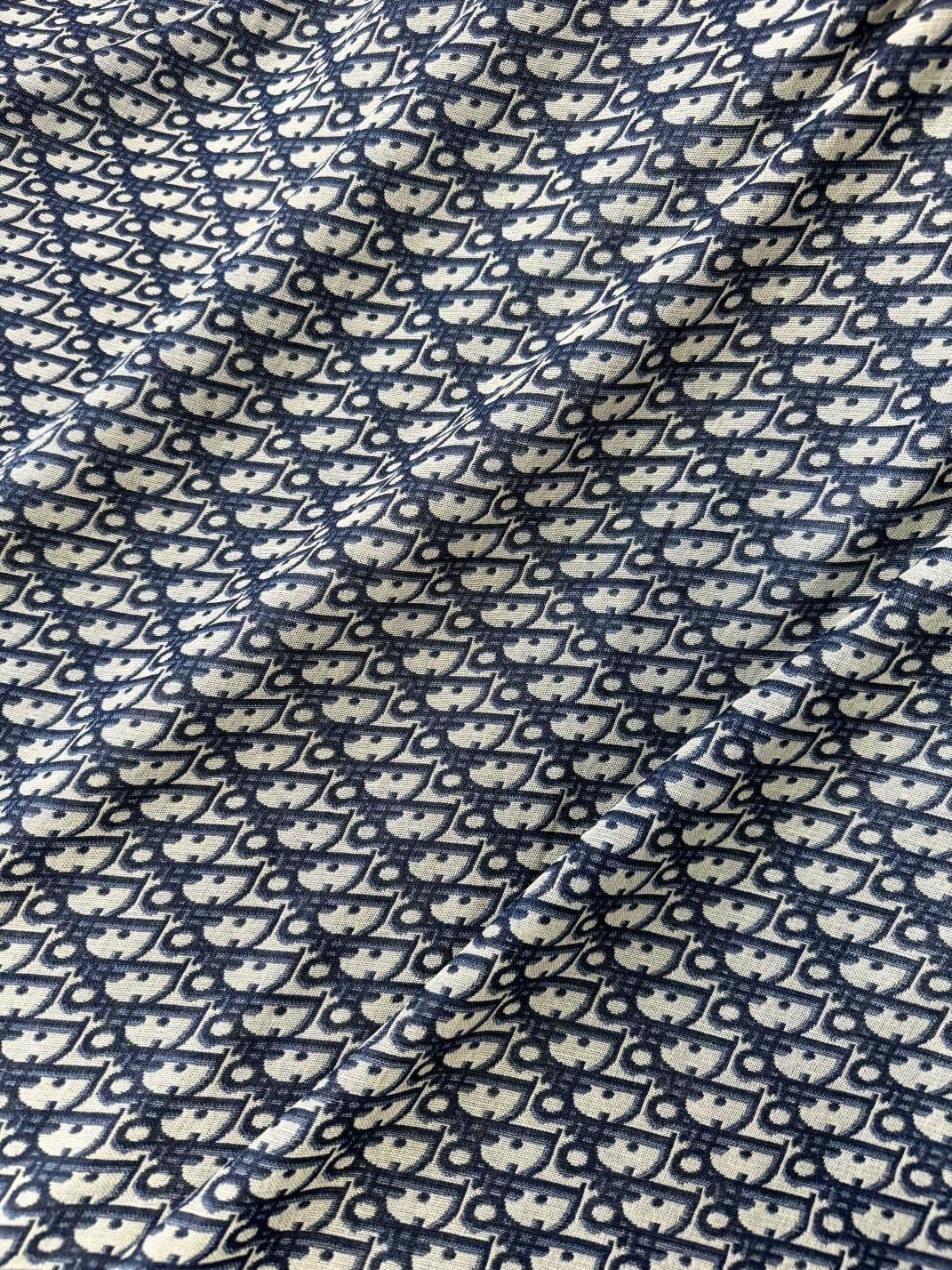   原单品质
𝐃𝐈𝐎𝐑 必须入超级实用的大披肩 围脖两用 标志性老花元素➕短流苏边  含42%的羊毛成分