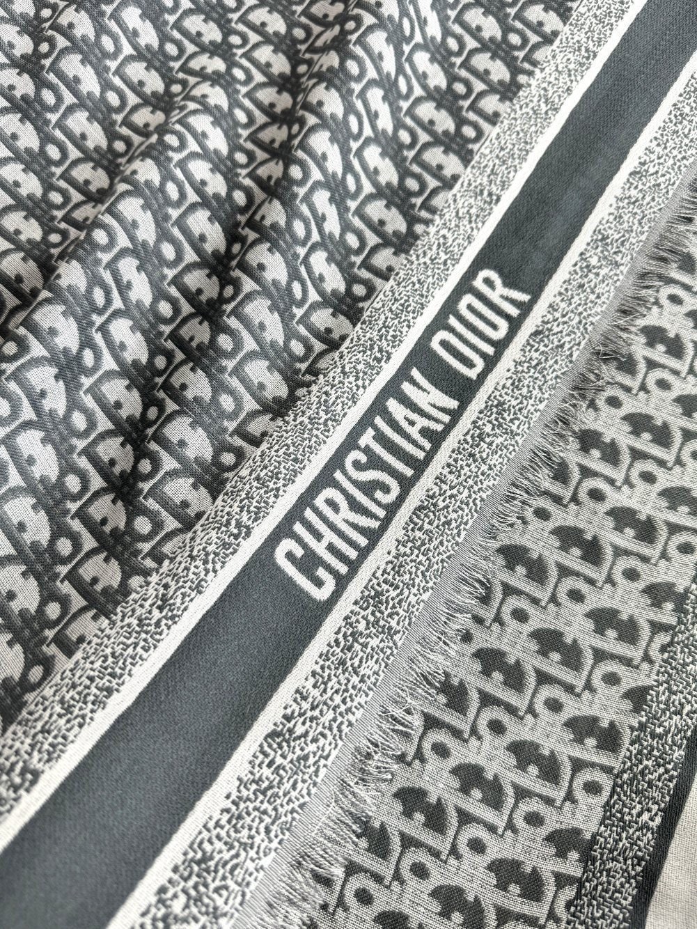   原单品质
𝐃𝐈𝐎𝐑 必须入超级实用的大披肩 围脖两用 标志性老花元素➕短流苏边  含42%的羊毛成分