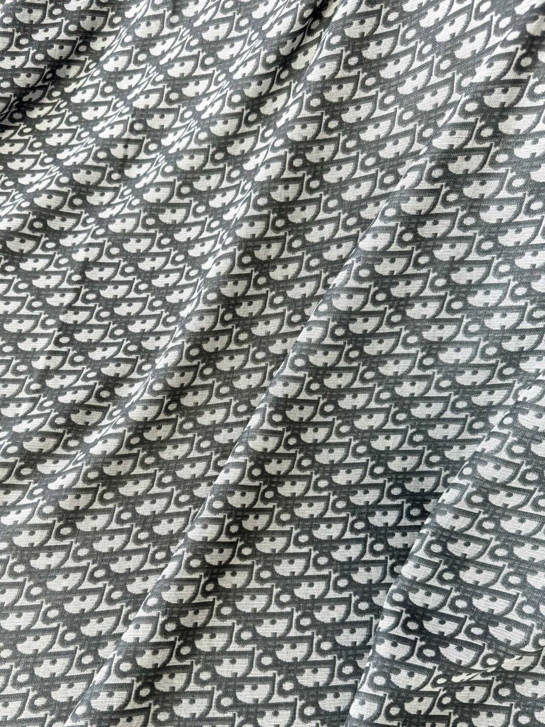   原单品质
𝐃𝐈𝐎𝐑 必须入超级实用的大披肩 围脖两用 标志性老花元素➕短流苏边  含42%的羊毛成分