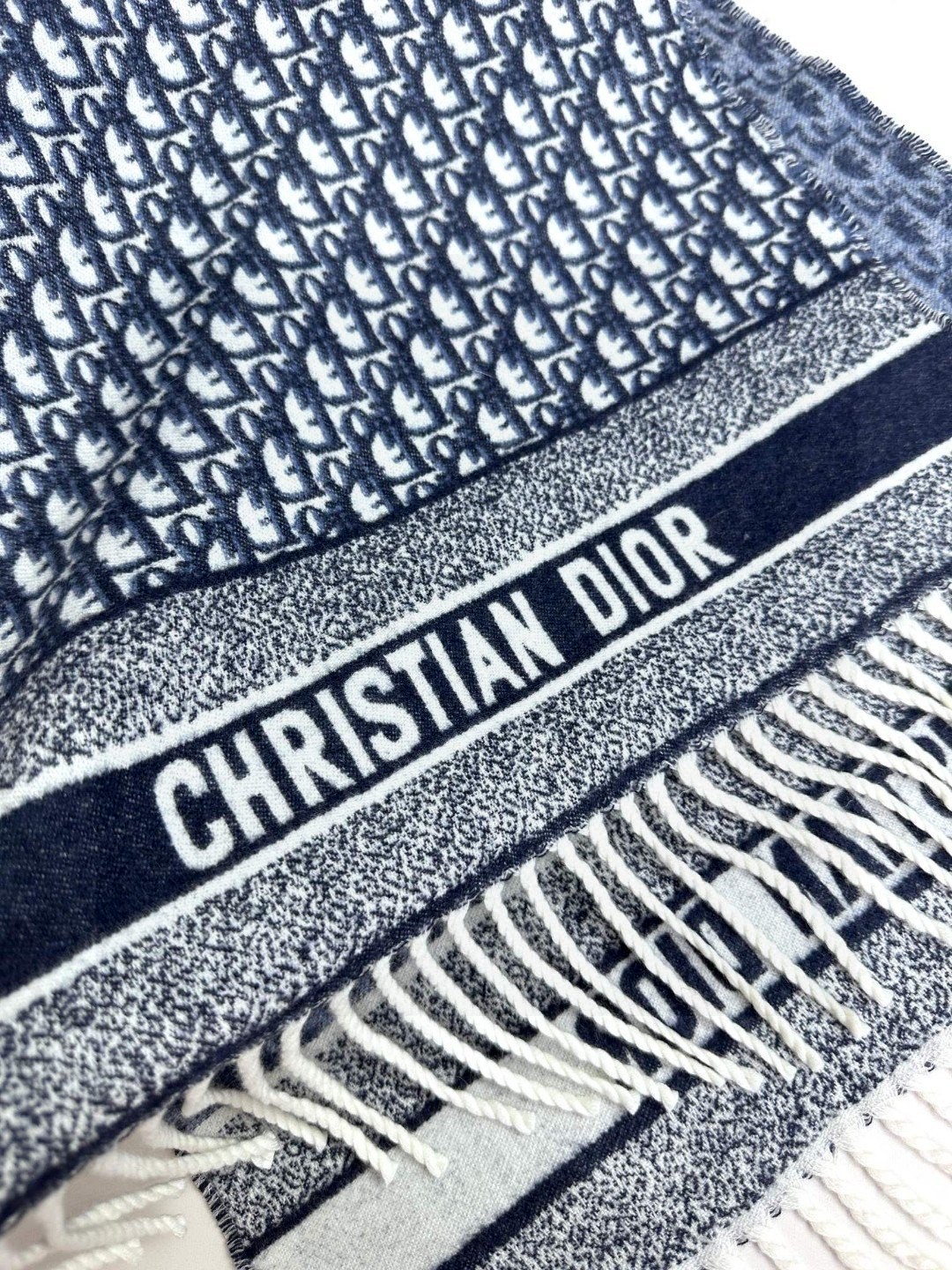 
Dio* Oblique 印花/刺绣图案装饰，于 1967 年由 D率先推出。这款围巾大部分采用针织手