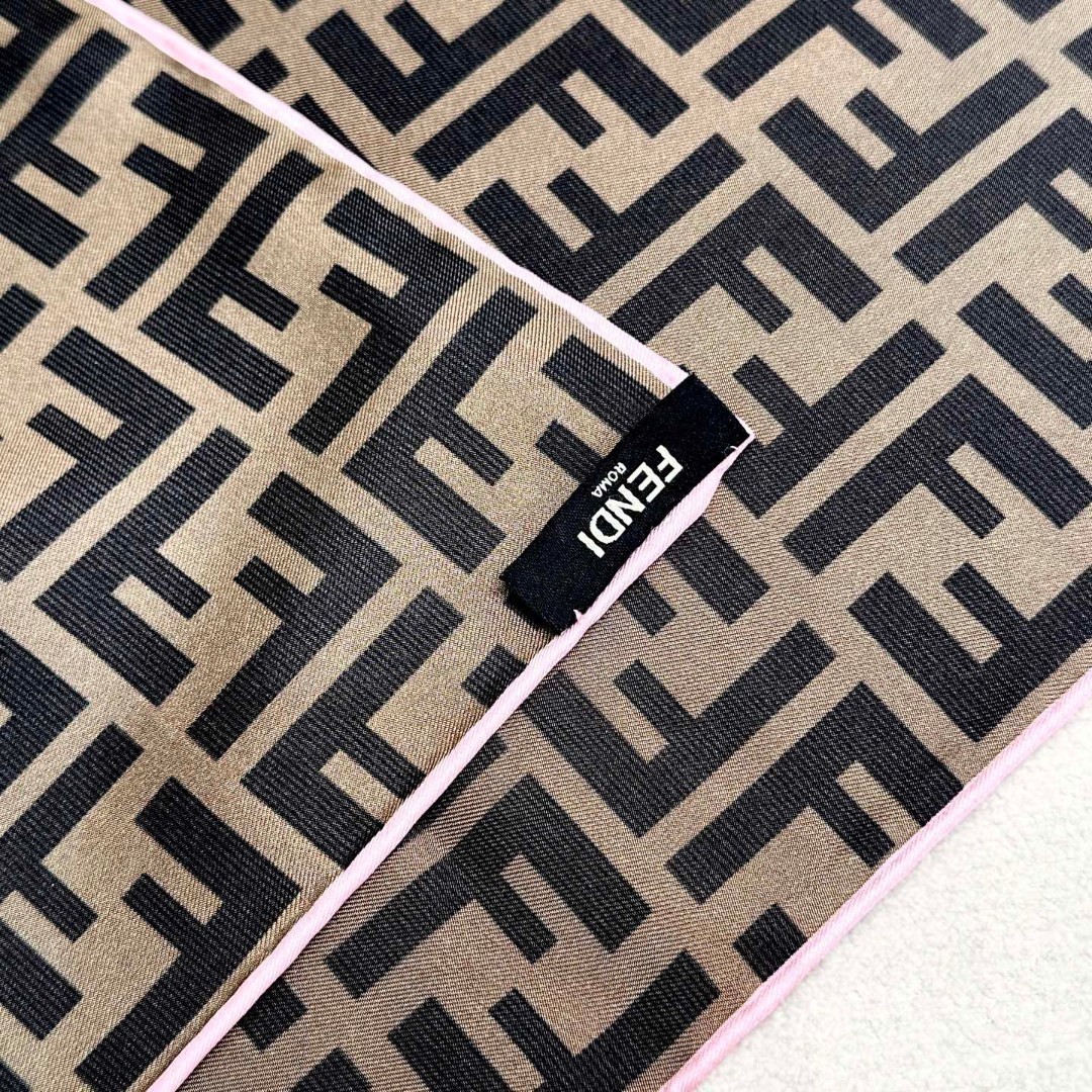 👄FD专柜同步新款【FF撞色卷边90】双面同色印花😜特别有腔调.💥采用质感上佳的斜纹真丝面料并饰有FD经