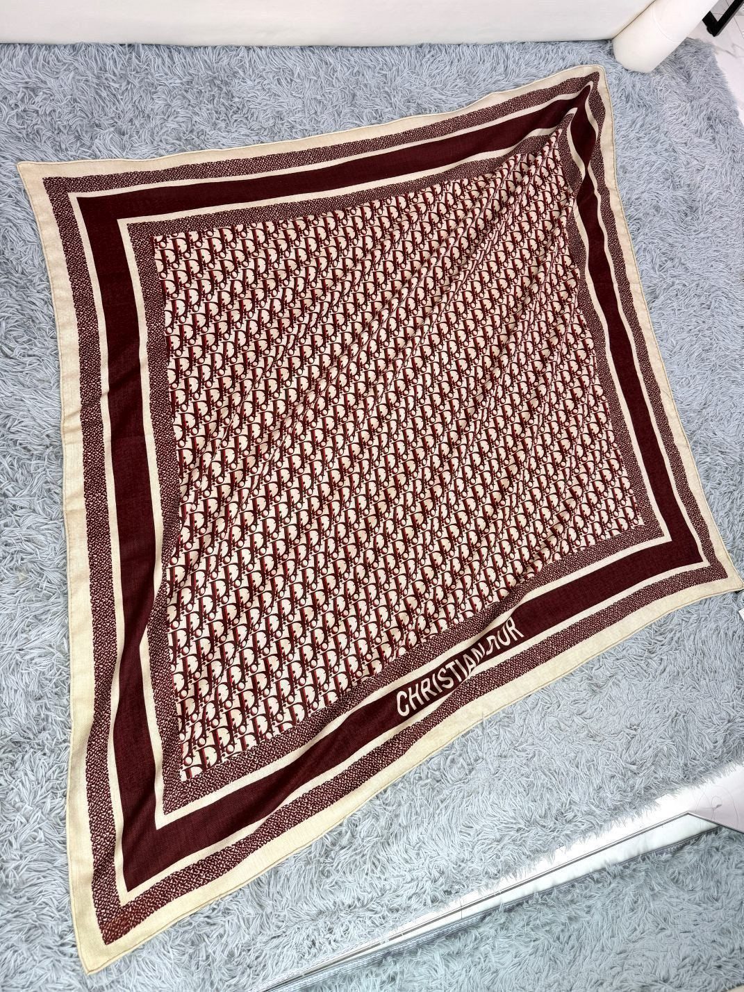 2024年迪奥专柜同步【D字母双面方巾140】💟 这款Diortwin方巾采用双色双面设计，向标志性的O