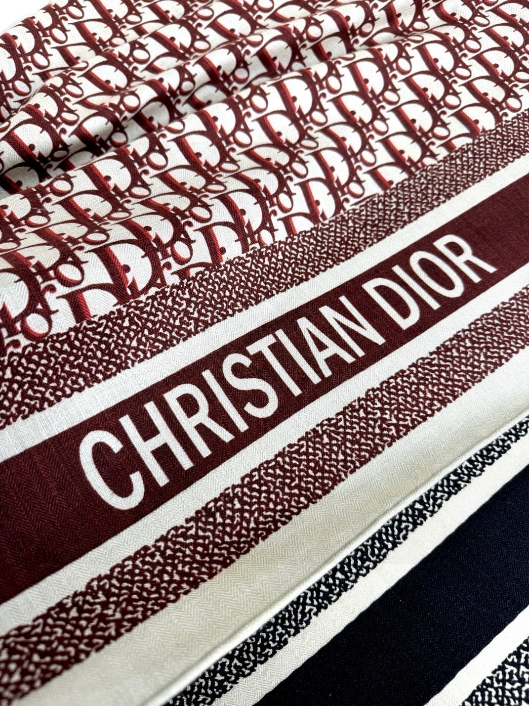 2024年迪奥专柜同步【D字母双面方巾140】💟 这款Diortwin方巾采用双色双面设计，向标志性的O