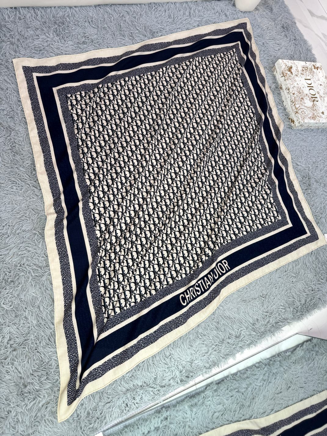 2024年迪奥专柜同步【D字母双面方巾140】💟 这款Diortwin方巾采用双色双面设计，向标志性的O