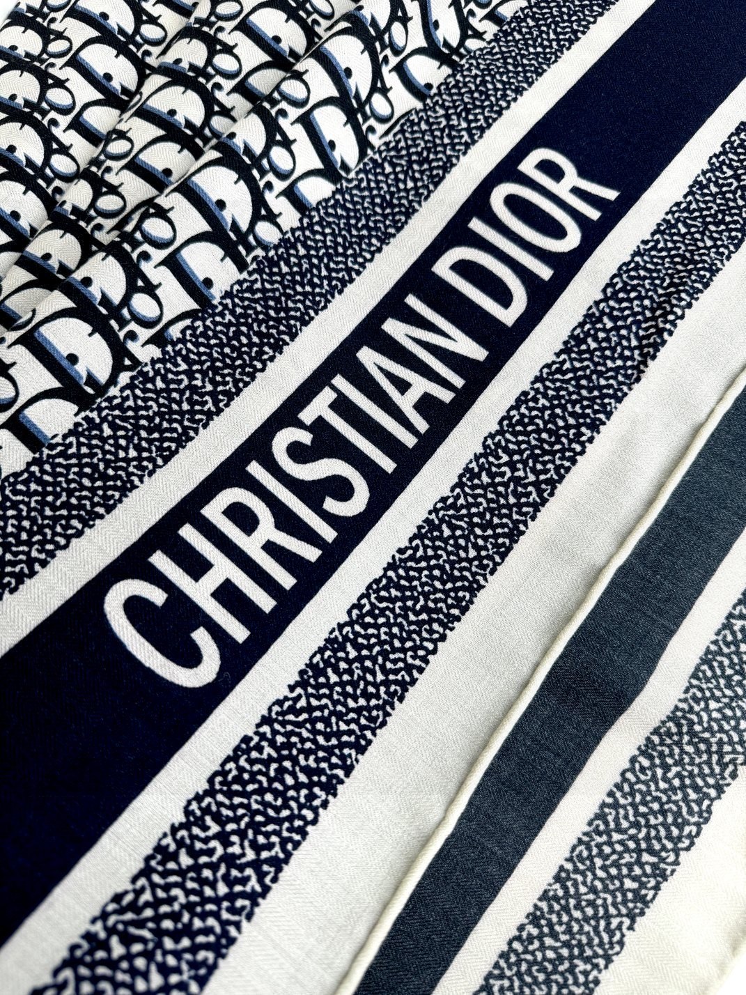 2024年迪奥专柜同步【D字母双面方巾140】💟 这款Diortwin方巾采用双色双面设计，向标志性的O