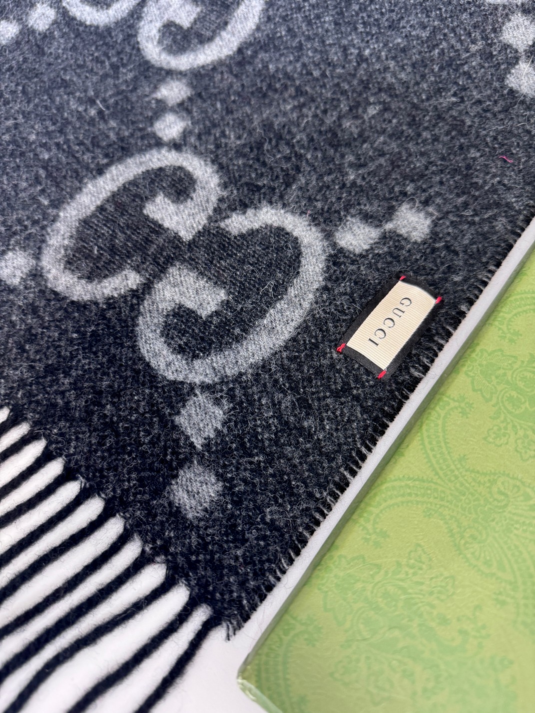 大G流苏 最新爆款 经典双大g 双面提花流苏围巾 原版原标，经典的设计 耐看百搭 规格45*200