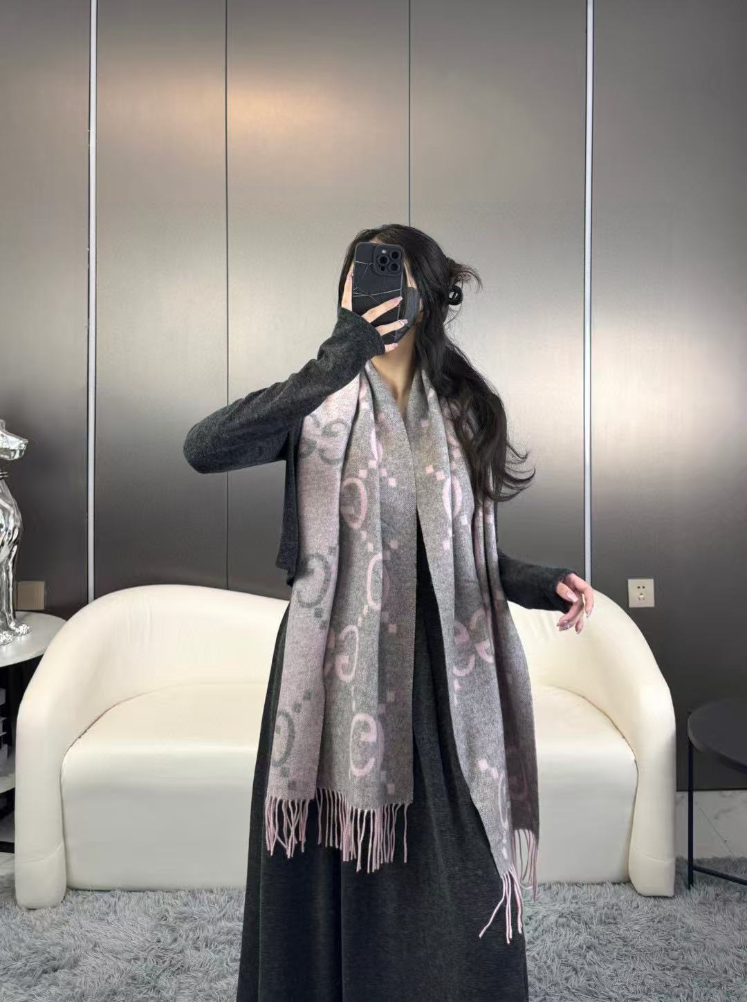 NO:602885,Big G tassel, the latest hot style, classic double big G double-sided jacquard tassel scarf, original original label, classic design, durable and versatile, specification 45*200 high version scarf, high version scarf19860909大G流苏 最新爆款 经典双大g 双面提花流苏围巾 原版原标,经典的设计 耐看百搭 规格45*200高版本围巾,高版本围巾,scarf