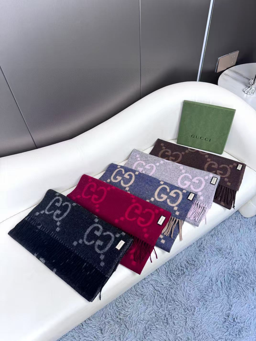 大G流苏 最新爆款 经典双大g 双面提花流苏围巾 原版原标，经典的设计 耐看百搭 规格45*200
