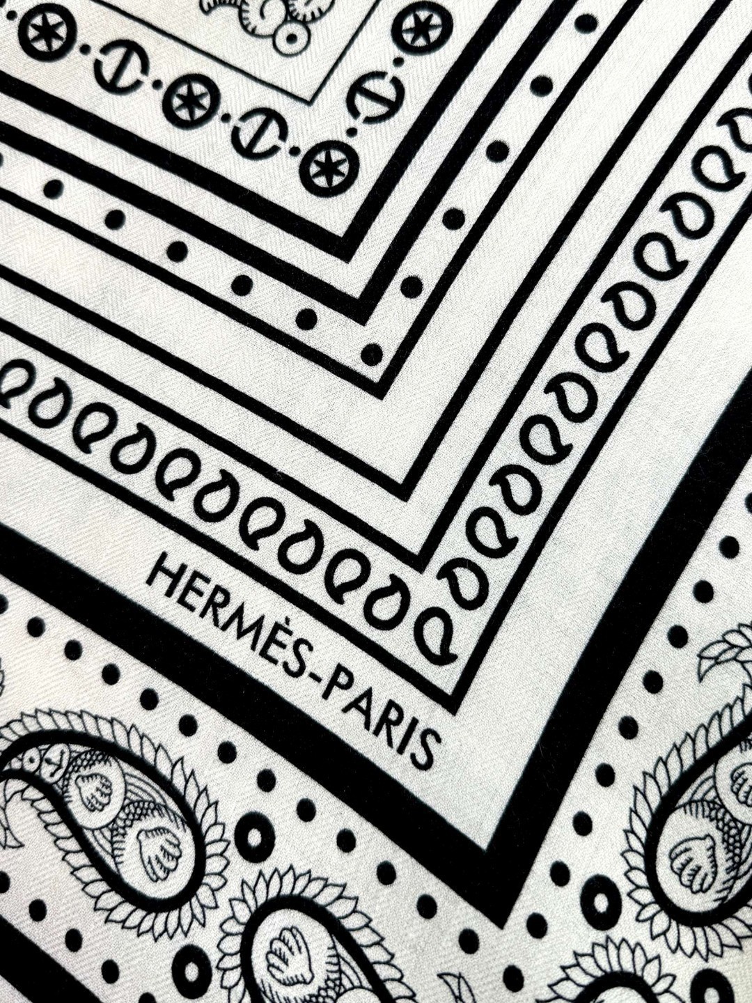   专柜同步 Hermes【双面同色 顶级丝绒方巾140推荐💕顶级工艺超值‼️爱马仕专柜爆款🎁🎁羊绒方巾