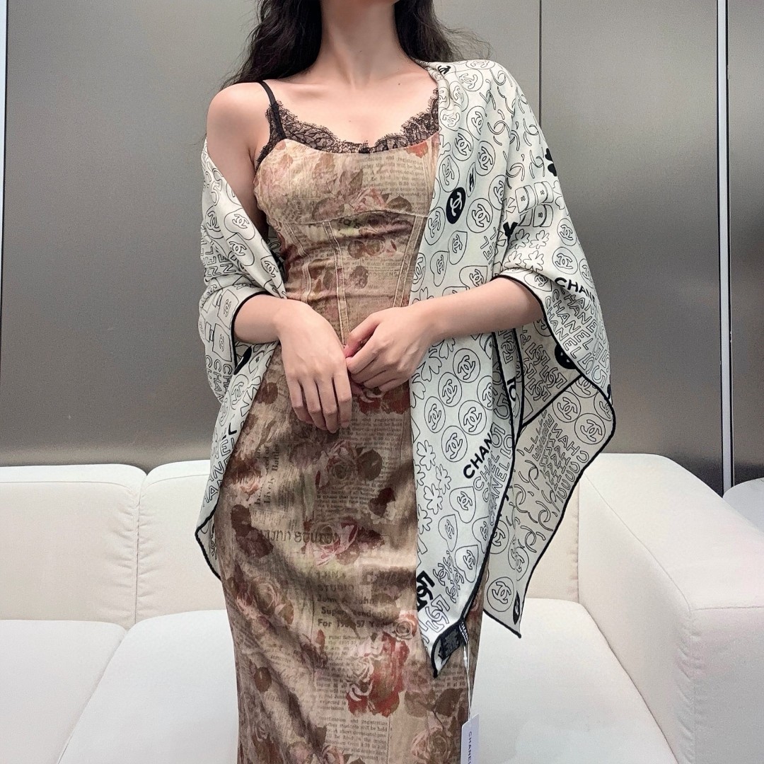 NO:542414,【Chanel】 Classic camellia elegant Coco style, Chanel's latest diamond velvet scarf~ The temperament is in the bones, the fabric of the new season of Grandma is super high-end, really soft, smooth, and very tough. It is not easy to be easily hooked!  The new series released this year~ is really beautiful with this design. Chanel's silk scarf is definitely a representative of elegance. A small fragrance of silk scarf will give you the best match!  !  Must-enter!  The upper body effect is so elegant and elegant, very lively. The layers are elegant and elegant. The gorgeous and elegant feeling of the celebrity layered. The pattern is dotted diamond pattern design~ the lines are more textured, and the powder must be 140*140cm in size. The upper body effect is really beautiful (it is more touching when paired with clothing, shoes and bags)!  The real thing is definitely more beautiful!  Classic black and white high-version scarf, high-version scarf, chanel, chanel19860909【Chanel】 经典茶花优雅Coco风,Chanel最新菱格丝绒大方巾~气质到骨子里,香奶奶新一季的面料超高级,真心超级柔软,丝丝顺滑,韧性很强 不容易被轻易勾丝！今年新出的系列~真的被这样的设计美到,香奈儿家的丝巾绝对是优雅的代表,一条小香的丝巾,给你最好的搭配！！ 必入！上身效果简直优雅气质到不行,非常灵动.层次优雅质感.层层叠叠出醒目而不张扬的华丽名媛感,图案是虚线菱格纹设计~线条感更显质感,香粉必入 140*140cm 的尺寸,上身效果真的不用多说的美(搭配服饰鞋包更有感觉)！实物绝对更美！经典黑白色高版本围巾,高版本围巾,chanel,chanel,scarf