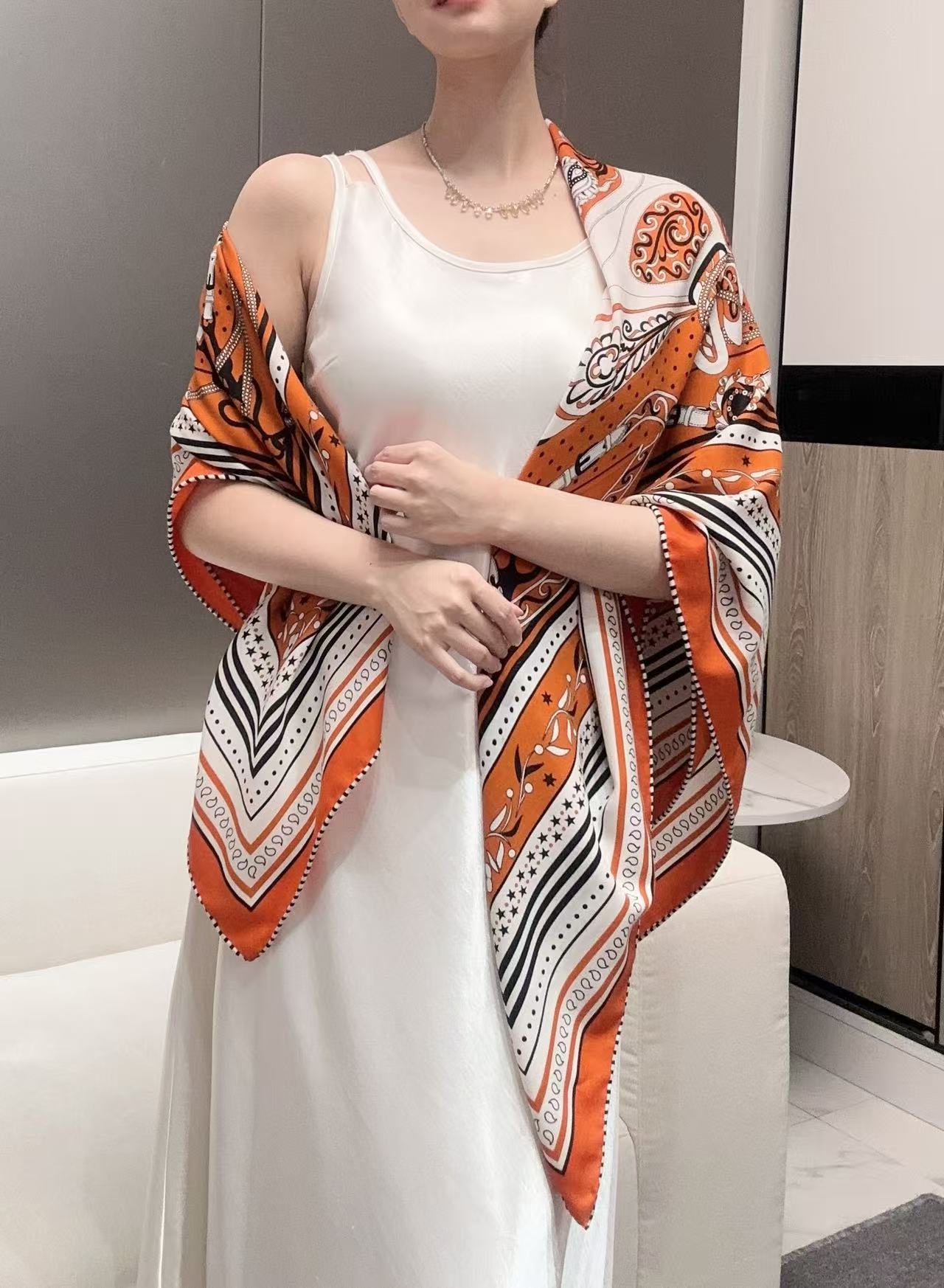 NO:542372,2025 H Home is the first to get a new look. Amazon's celebration [Double-sided, same-colored silk wool square towel] Handmade rolled cashmere and silk-blend shawl (70 cashmere, 30 mulberry silk) This shawl is made of classic cashmere and silk-blend fabric, soft and light, and easy to wear. A must-have for air-conditioned rooms!  Ideal for cold or slightly cool nights. Size 140x 140cm | Since this shawl is made of hand-curled edges, it may be slightly different from the indicated sizes High-version scarf, High-version scarf, Real silk, Shawls198609092025年H家秋冬抢先 上新 亚马逊的庆典【双面同色丝毛方巾】手工卷边山羊绒和真丝混纺披肩（70山羊绒,30桑蚕丝） 这款披肩采用经典山羊绒和真丝混纺面料,柔软轻盈,佩戴方便.空调房必备！寒冷时分或微凉夜间的理想之选. 尺寸140x 140厘米 | 由于这款披肩采用手工卷边,与标示的尺寸或会略有不同 高版本围巾,高版本围巾,real silk,shawls,scarf