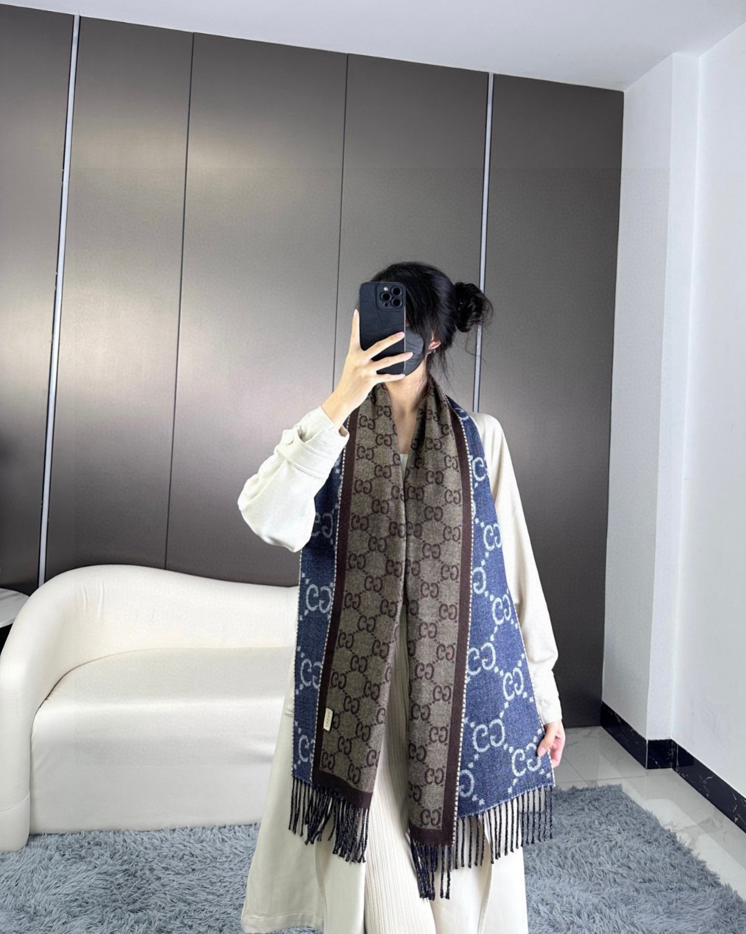 NO:728038,Excellent price version. High version!  Gucci [Double-sided GG Jacquard] fringed long scarf is really super pretty~ I like this GG accent!  The soft jacquard wool scarf has a GG pattern on both the front and back, which is smart and playful. The price is super awesome, and the welfare recommendation counter sells k + very neat and exquisite fabrics, which are very supportive and flexible. The large double G pattern on the front and the small double G pattern on the back  Practical recommendation from hardcore old customers. This kind of texture, style, and craftsmanship can really kill too many good materials, styles, and craftsmanship. It gives us a completely different feeling. Many times, we not only need a high-quality one, but the most important thing is that it is easy to control. Know how to get it. Limited color matching, especially good-looking for men and women [Specification: 34*194cm] Two-color high version scarf, high version scarf, gucci19860909价优版本.高版本！Gucci【双面GG提花】流苏长巾真的超级好看啊~就喜欢这种GG腔调！柔软提花羊毛围巾正反两面都采用GG图案,灵动而又不失俏皮.价格超级给力,福利推荐专柜售k＋非常工整精致的面料,极具支撑力及柔韧性正面大双G图案,背面小双G图案 骨灰级老客户实用推荐,这样的质感,款式,工艺,真的可以秒杀太多好的材质,款式,工艺,给予我们的感受是完全不同的很多时候,不仅需要一件高品质的,最关心的还是好驾驭.懂得入.限量的配色,男女围都特别好看【规格34*194cm】二色高版本围巾,高版本围巾,gucci,scarf