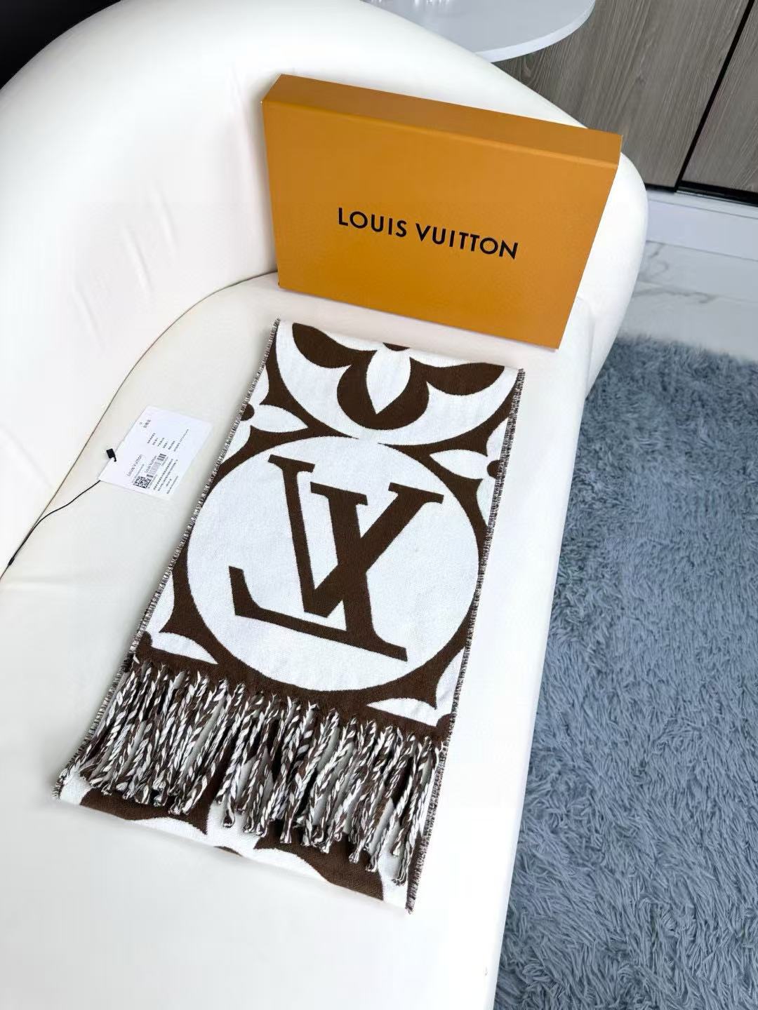 官网四色🧣太好看了 大麻花也有新款了 新款围巾大号字母花卉彰显品再以纤长流苏饰边增添华美质感. 纯羊毛围