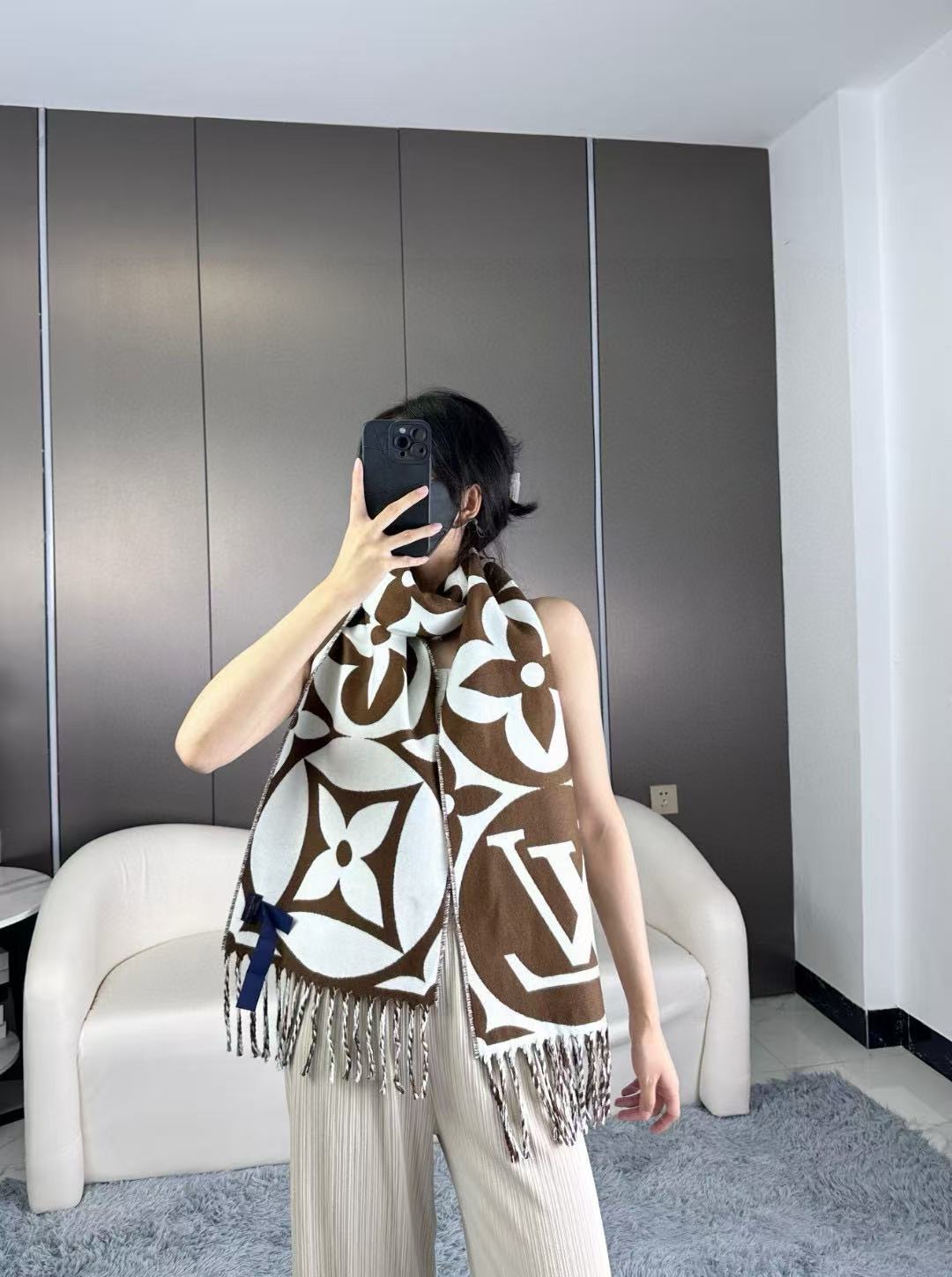 官网四色🧣太好看了 大麻花也有新款了 新款围巾大号字母花卉彰显品再以纤长流苏饰边增添华美质感. 纯羊毛围