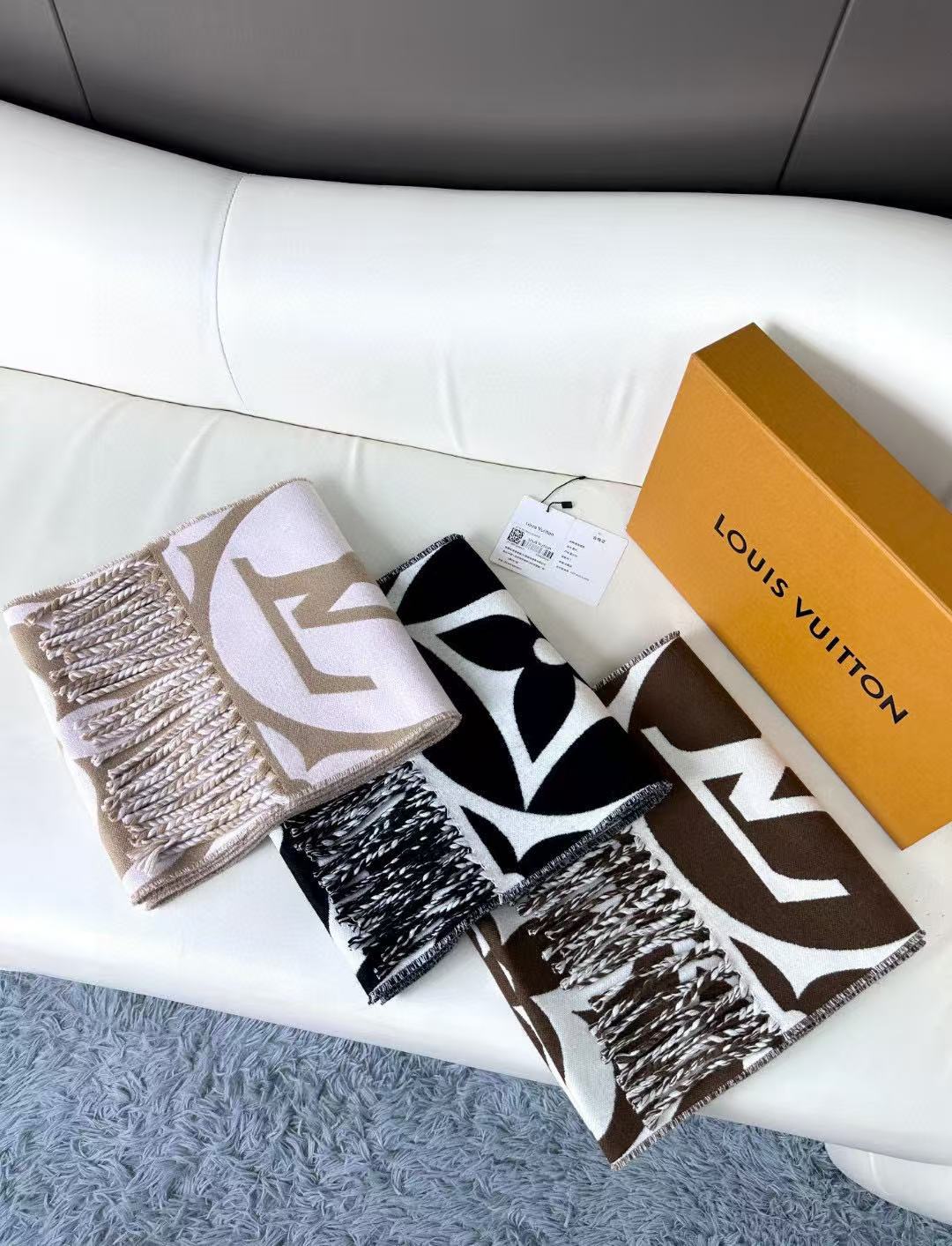 官网四色🧣太好看了 大麻花也有新款了 新款围巾大号字母花卉彰显品再以纤长流苏饰边增添华美质感. 纯羊毛围