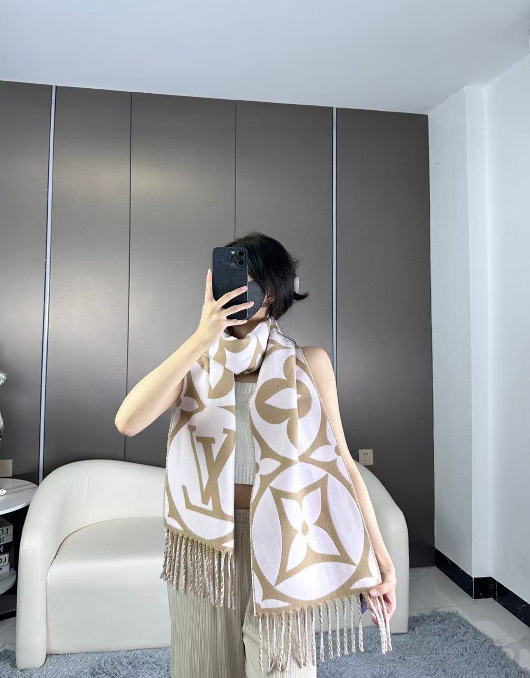 官网四色🧣太好看了 大麻花也有新款了 新款围巾大号字母花卉彰显品再以纤长流苏饰边增添华美质感. 纯羊毛围