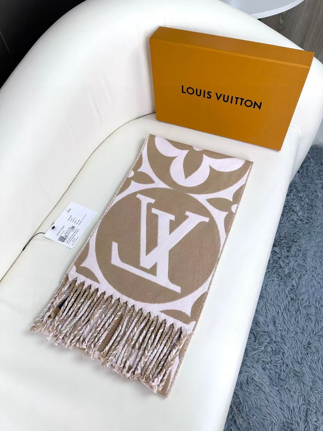 官网四色🧣太好看了 大麻花也有新款了 新款围巾大号字母花卉彰显品再以纤长流苏饰边增添华美质感. 纯羊毛围