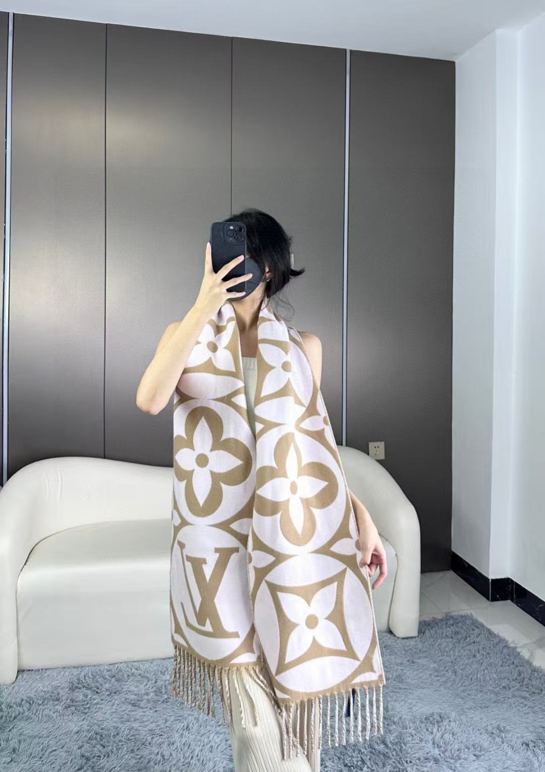 官网四色🧣太好看了 大麻花也有新款了 新款围巾大号字母花卉彰显品再以纤长流苏饰边增添华美质感. 纯羊毛围