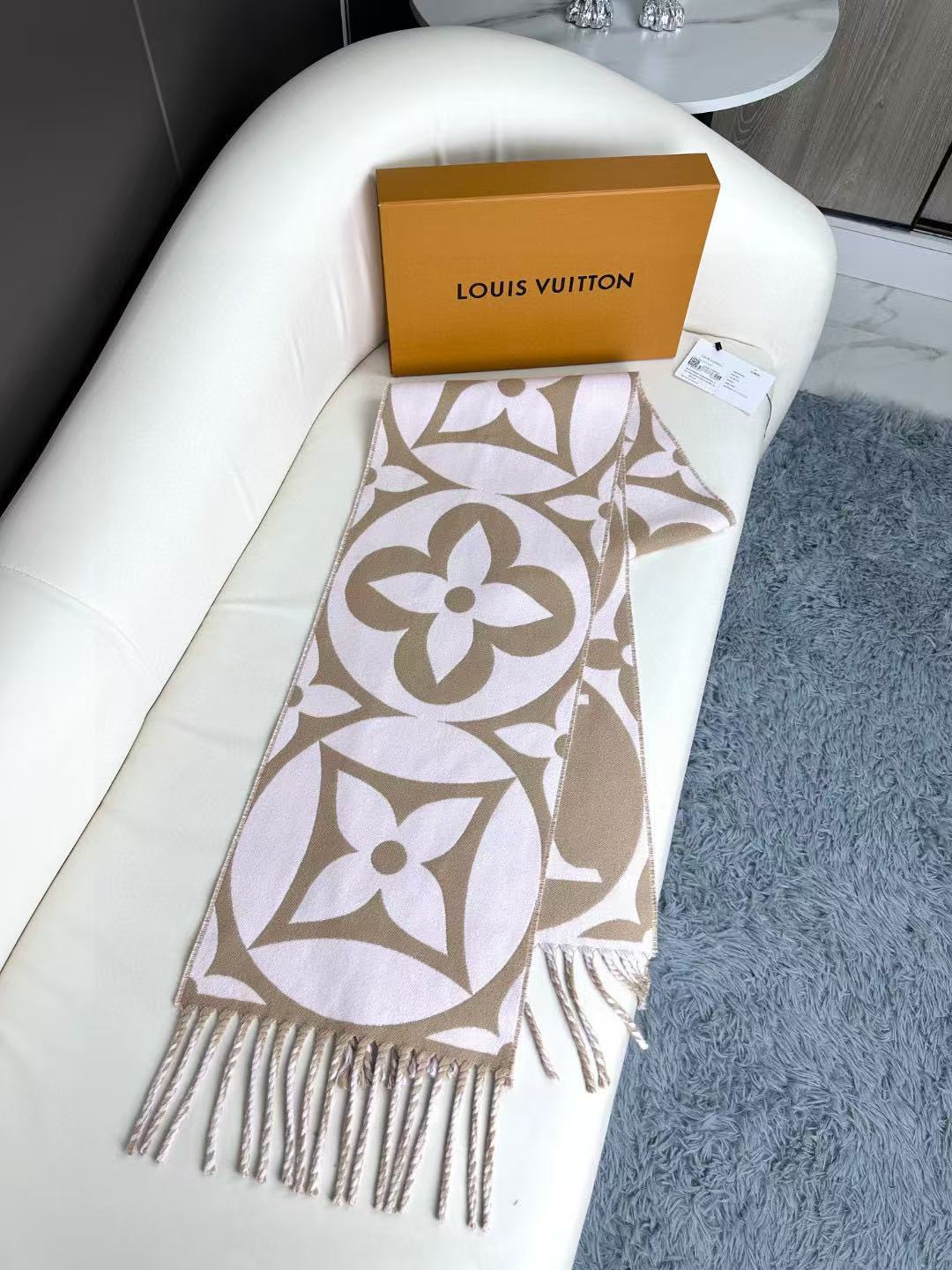 官网四色🧣太好看了 大麻花也有新款了 新款围巾大号字母花卉彰显品再以纤长流苏饰边增添华美质感. 纯羊毛围