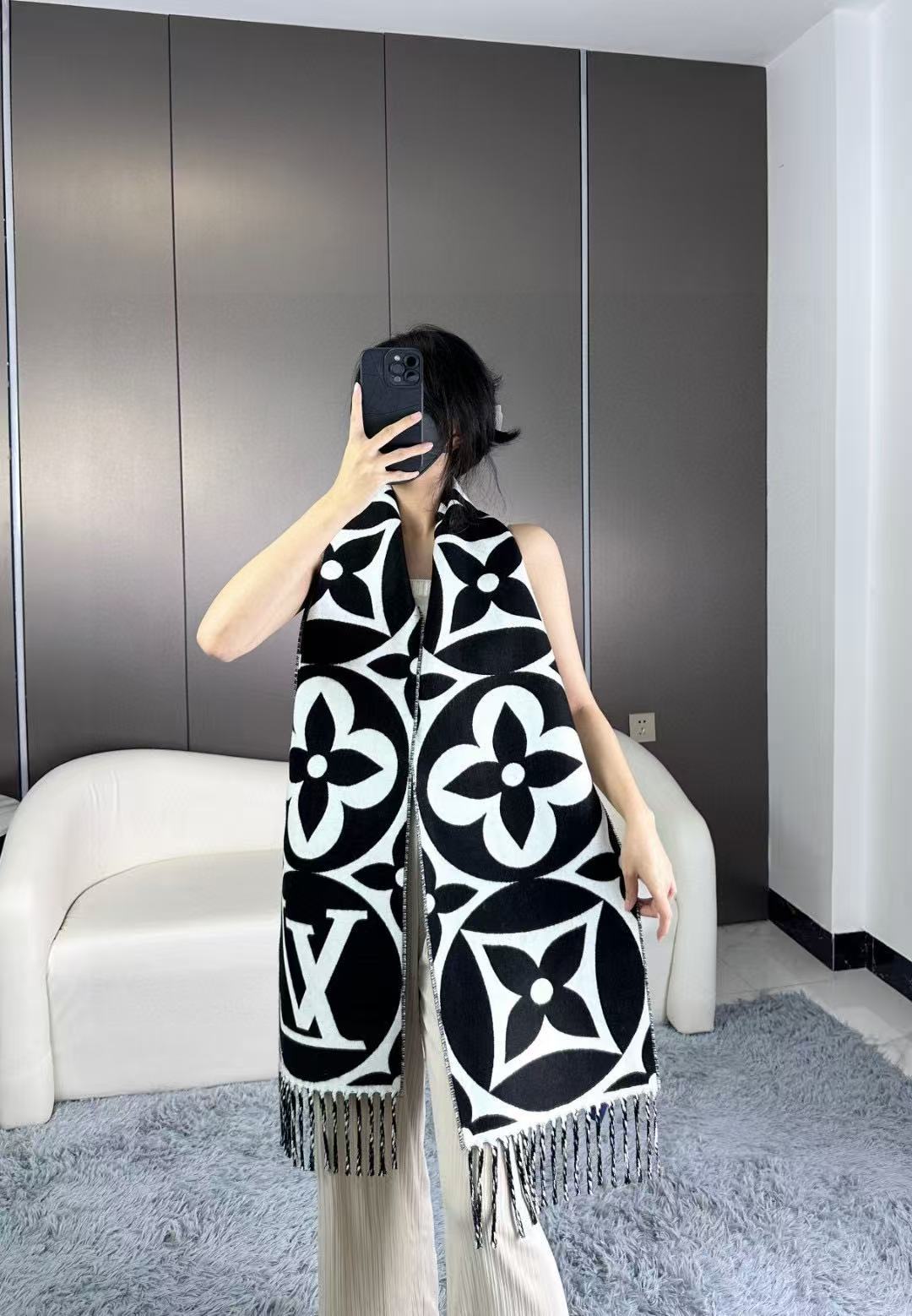 官网四色🧣太好看了 大麻花也有新款了 新款围巾大号字母花卉彰显品再以纤长流苏饰边增添华美质感. 纯羊毛围