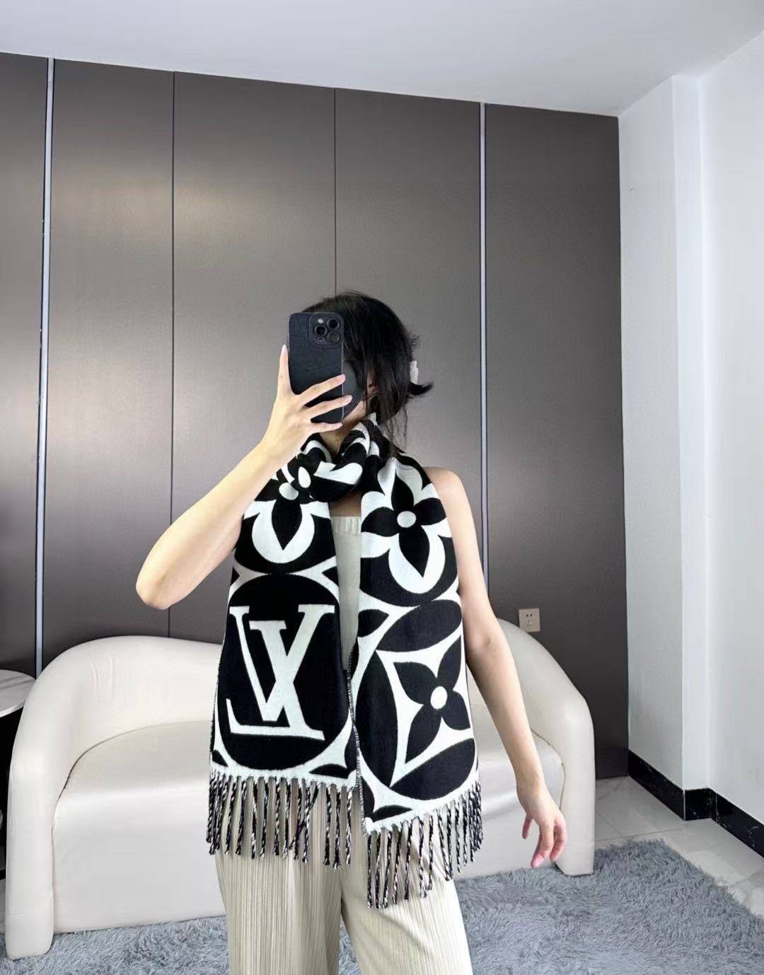 官网四色🧣太好看了 大麻花也有新款了 新款围巾大号字母花卉彰显品再以纤长流苏饰边增添华美质感. 纯羊毛围
