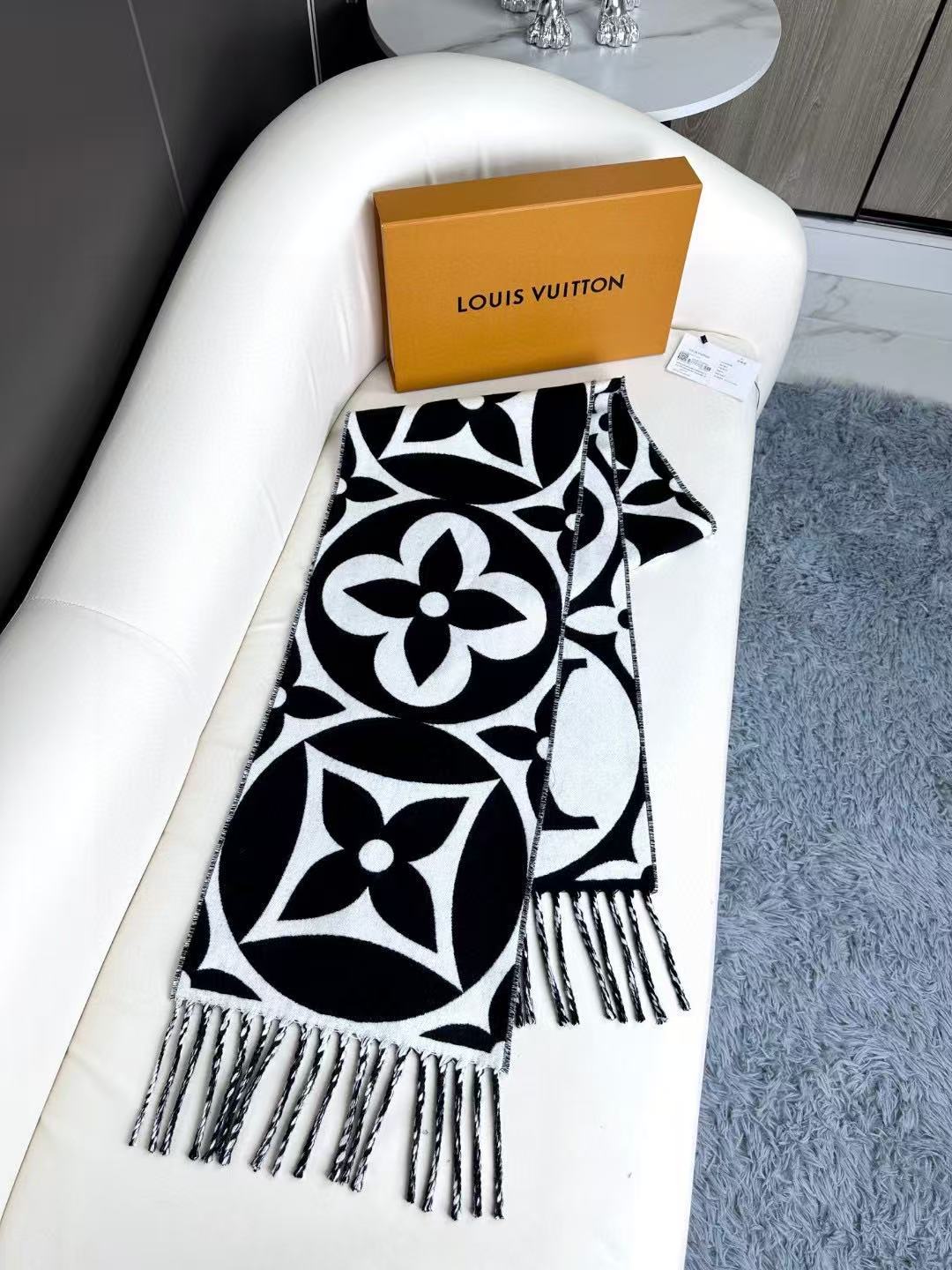 官网四色🧣太好看了 大麻花也有新款了 新款围巾大号字母花卉彰显品再以纤长流苏饰边增添华美质感. 纯羊毛围