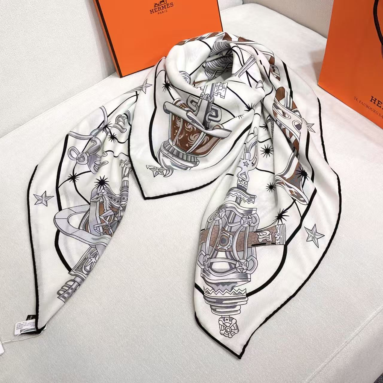   星辰合唱曲双面同色丝绒
 创作渊源
吹响号角！骏马天堂正在举行盛大庆典。诸神开启舞会，庆祝宇宙重生，