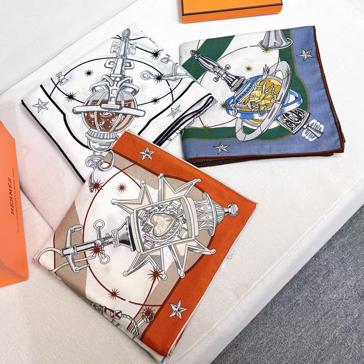   星辰合唱曲双面同色丝绒
 创作渊源
吹响号角！骏马天堂正在举行盛大庆典。诸神开启舞会，庆祝宇宙重生，