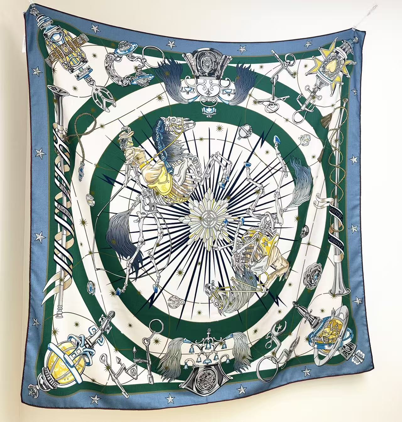   星辰合唱曲双面同色丝绒
 创作渊源
吹响号角！骏马天堂正在举行盛大庆典。诸神开启舞会，庆祝宇宙重生，