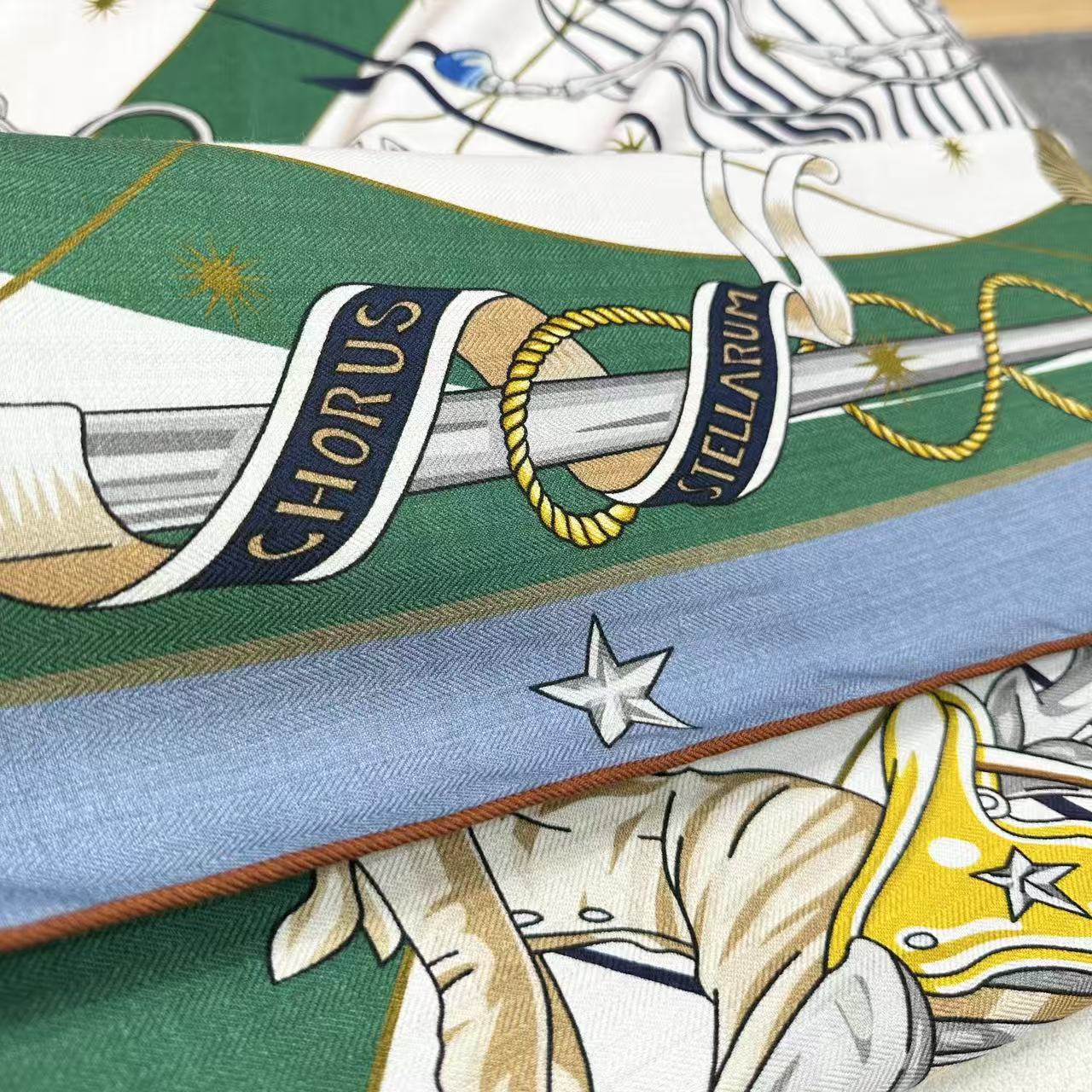   星辰合唱曲双面同色丝绒
 创作渊源
吹响号角！骏马天堂正在举行盛大庆典。诸神开启舞会，庆祝宇宙重生，