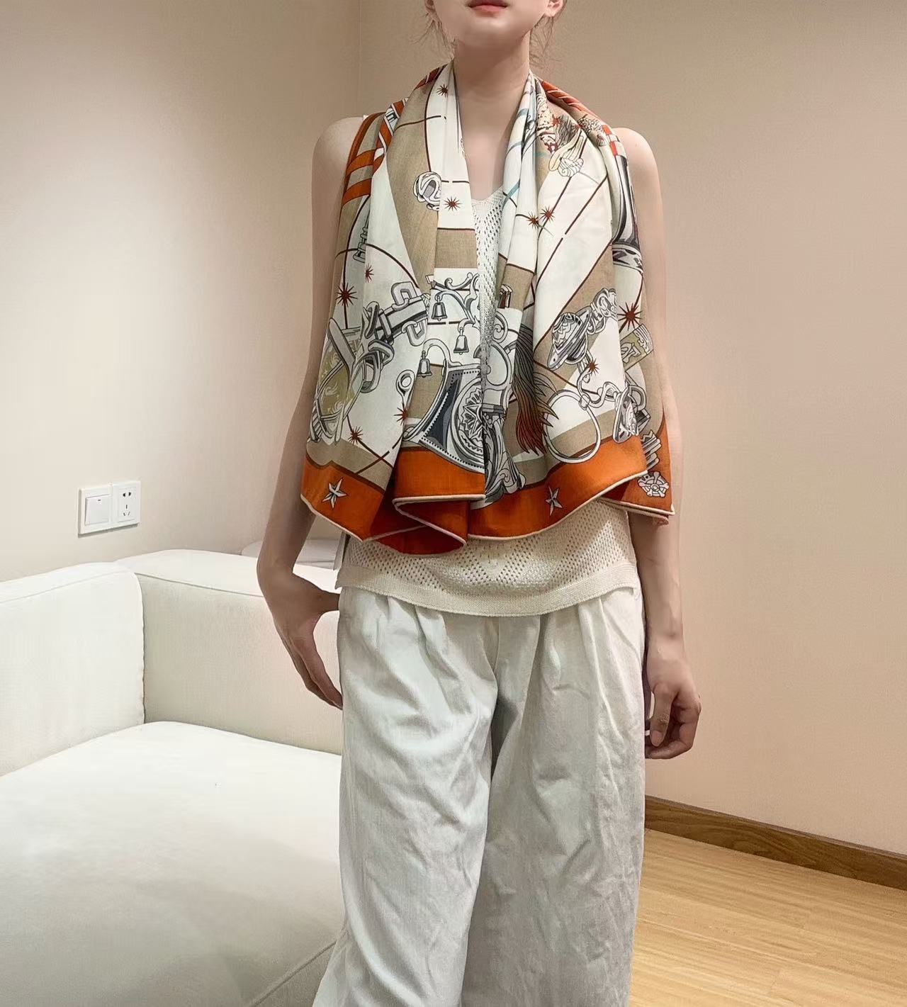 NO:341177,Star chorus with double-sided velvet color, the origin of creation, sounding the horn!  The Grand Celebration is being held. The gods open a dance party to celebrate the rebirth of the universe, and the stars wander among the constellations composed of equestrian accessories. Daiske Nomura uses countless symbols to design a new zodiac image and reinterpret the discovery in the collection of Mile Hermès, like a dome mural. Gothic culture, secret theory, mythology and fantasy elements are intertwined, and his wild creativity makes the stars in the Hermès universe even more dazzling. Size 135×135cm Material 30 silk 70 cashmere high-version scarf, high-version scarf, hermes, hermes, real silk19860909星辰合唱曲双面同色丝绒 创作渊源 吹响号角！骏马天堂正在举行盛大庆典.诸神开启舞会,庆祝宇宙重生,而星星在由马术配件组成的星座间穿梭游走.野村大辅（Daiske Nomura）运用数不胜数的象征符号,设计出全新的黄道图景,重新演绎埃米尔·爱马仕（mile Hermès）典藏中的发现,宛如一幅穹顶壁画.哥特文化、秘传学说、神话及奇幻元素交织相融,他天马行空的创意令爱马仕宇宙中的星辰更加璨耀动人. 尺寸135×135cm 材质30真丝70羊绒高版本围巾,高版本围巾,hermes,hermes,real silk,scarf