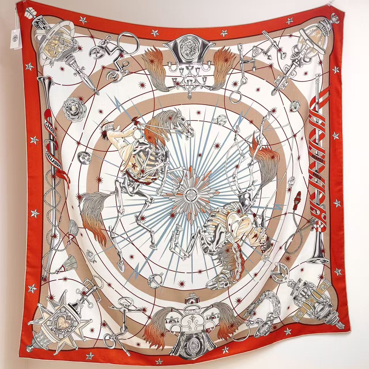   星辰合唱曲双面同色丝绒
 创作渊源
吹响号角！骏马天堂正在举行盛大庆典。诸神开启舞会，庆祝宇宙重生，