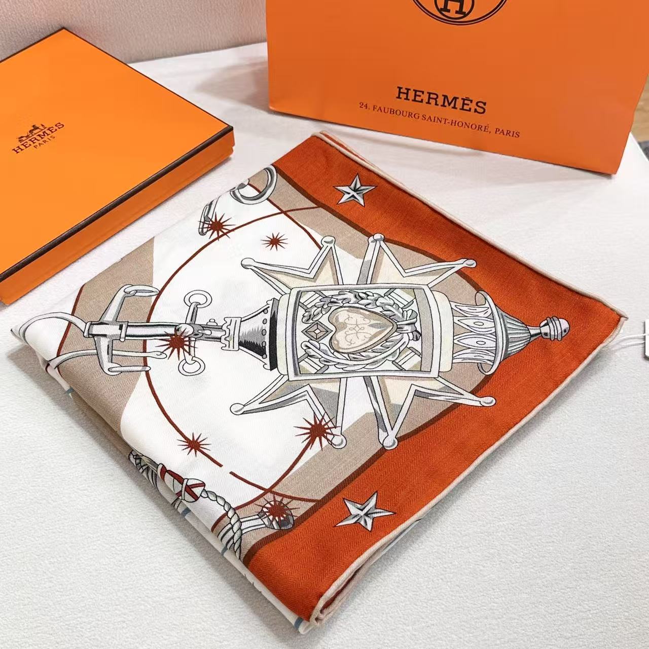   星辰合唱曲双面同色丝绒
 创作渊源
吹响号角！骏马天堂正在举行盛大庆典。诸神开启舞会，庆祝宇宙重生，