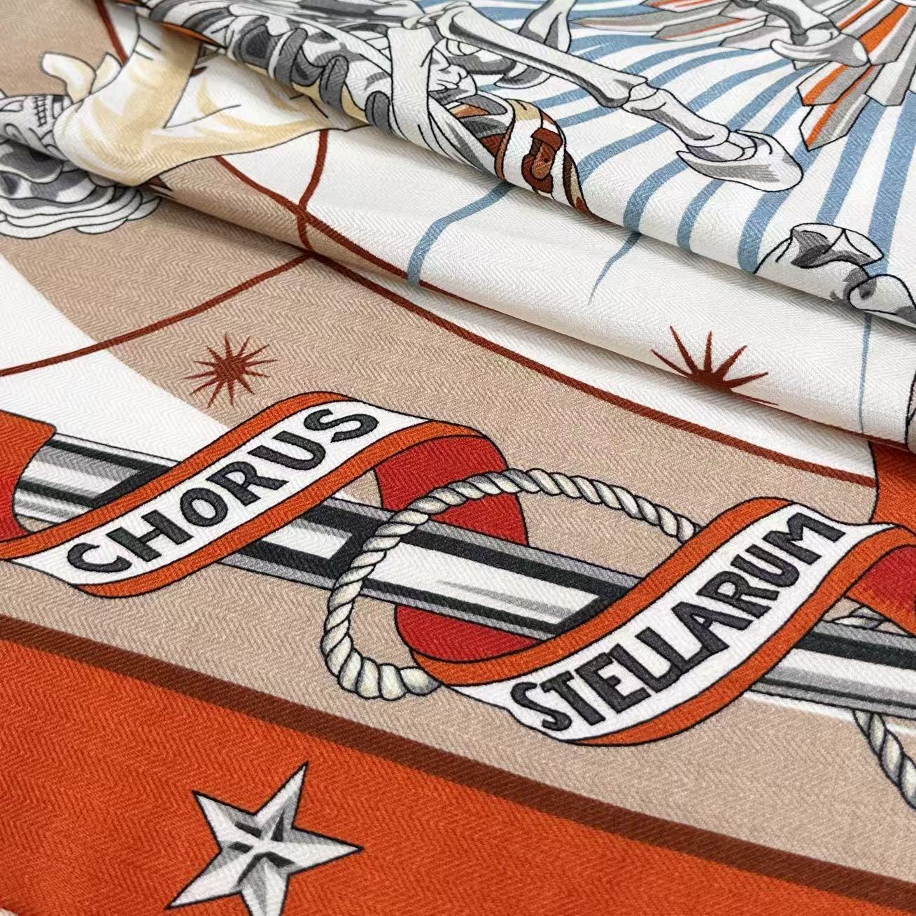   星辰合唱曲双面同色丝绒
 创作渊源
吹响号角！骏马天堂正在举行盛大庆典。诸神开启舞会，庆祝宇宙重生，