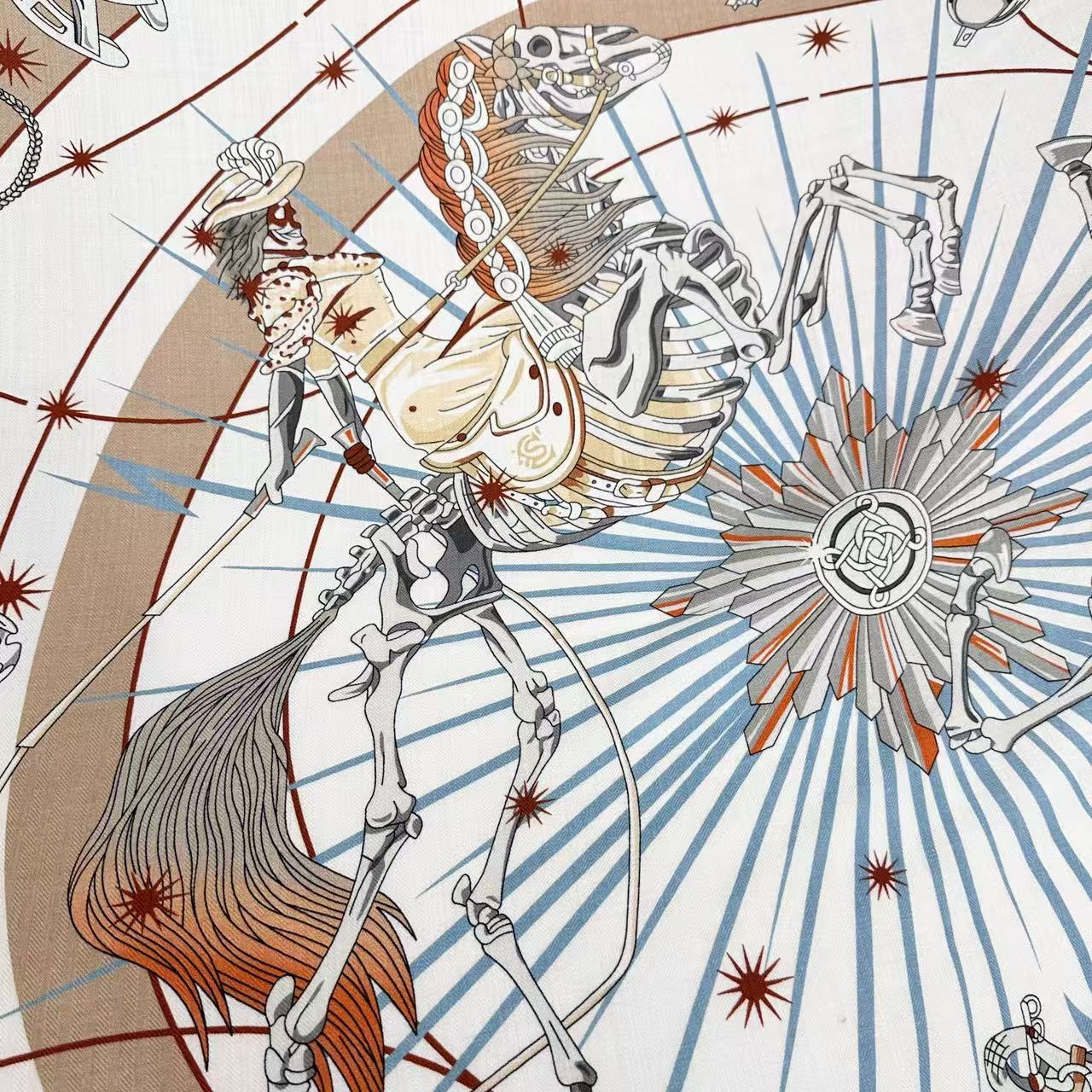   星辰合唱曲双面同色丝绒
 创作渊源
吹响号角！骏马天堂正在举行盛大庆典。诸神开启舞会，庆祝宇宙重生，