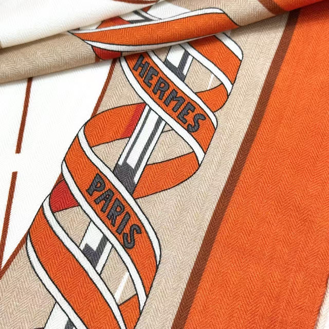   星辰合唱曲双面同色丝绒
 创作渊源
吹响号角！骏马天堂正在举行盛大庆典。诸神开启舞会，庆祝宇宙重生，