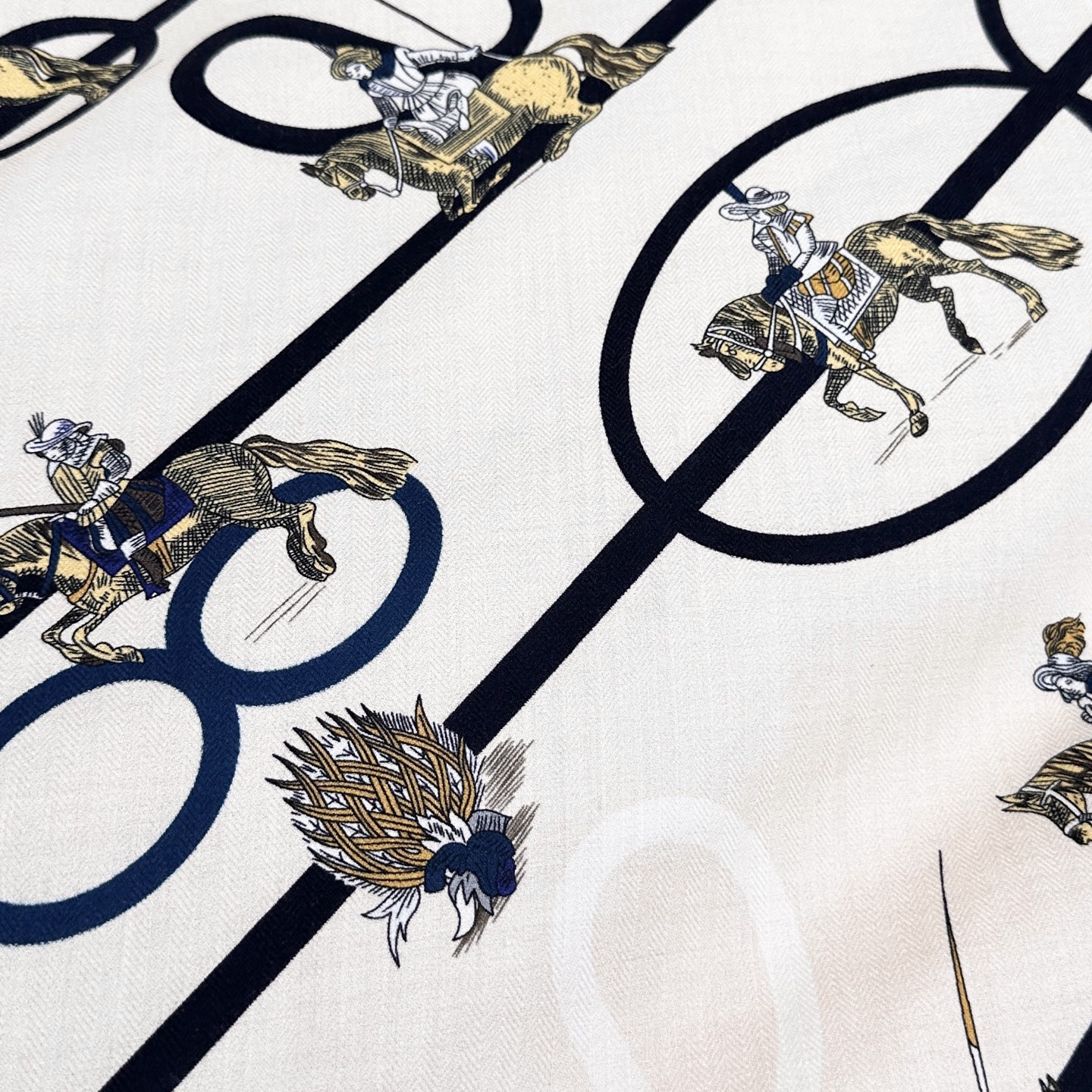  【高品质】 上新❤️ 爱马仕 |  “回转步与蛇形前进”大三角巾 |
手工卷边山羊绒和真丝混纺大三角巾