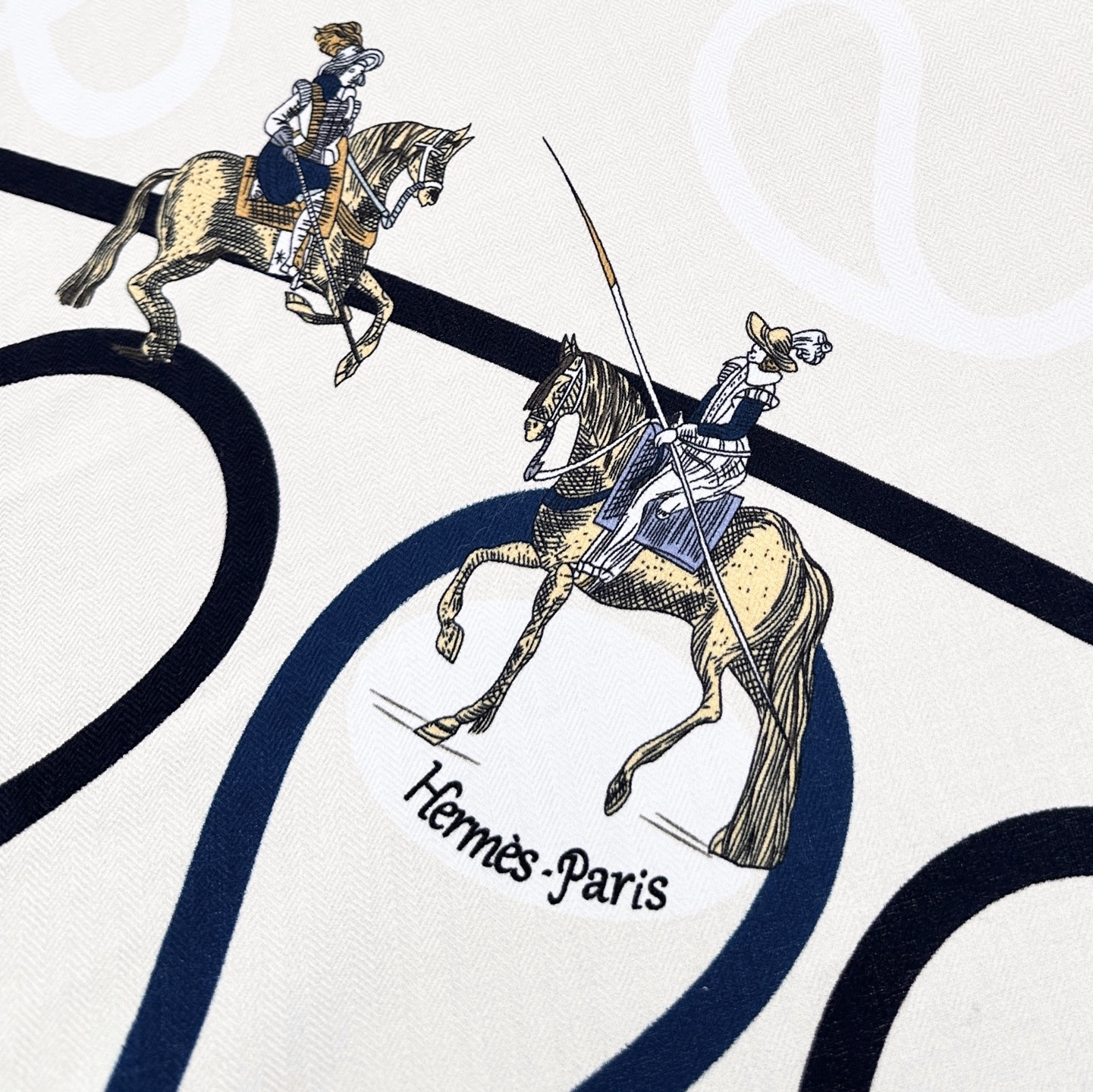  【高品质】 上新❤️ 爱马仕 |  “回转步与蛇形前进”大三角巾 |
手工卷边山羊绒和真丝混纺大三角巾