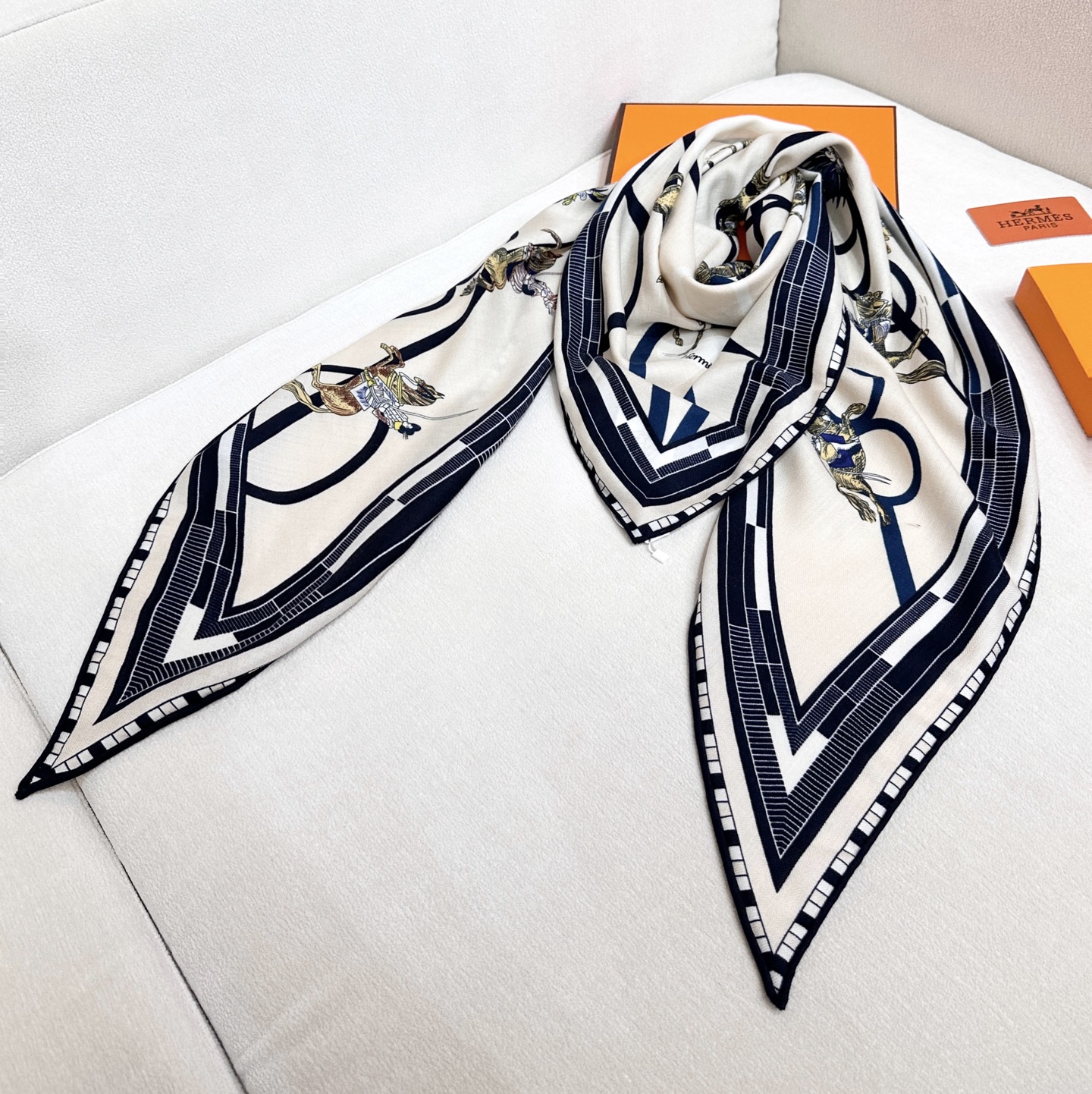  【高品质】 上新❤️ 爱马仕 |  “回转步与蛇形前进”大三角巾 |
手工卷边山羊绒和真丝混纺大三角巾