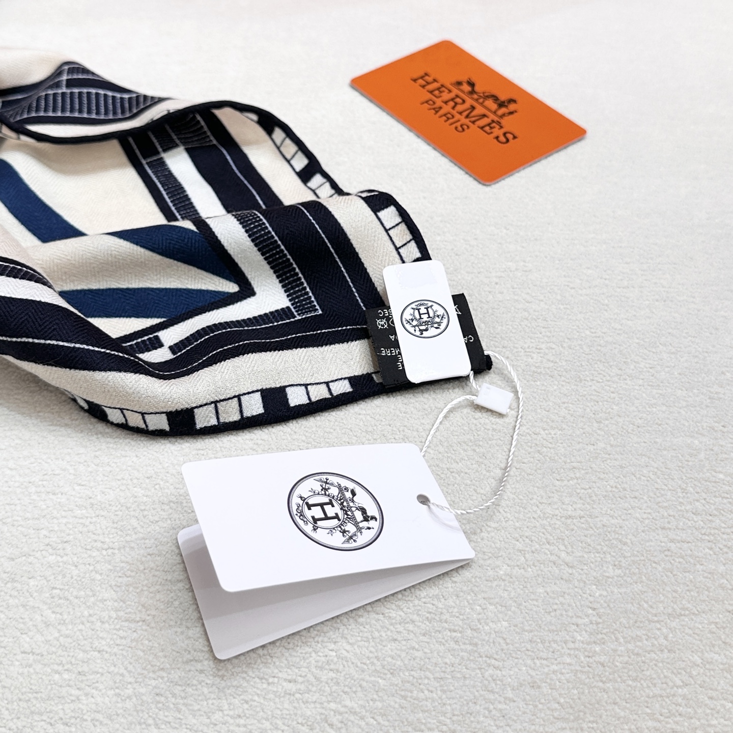  【高品质】 上新❤️ 爱马仕 |  “回转步与蛇形前进”大三角巾 |
手工卷边山羊绒和真丝混纺大三角巾