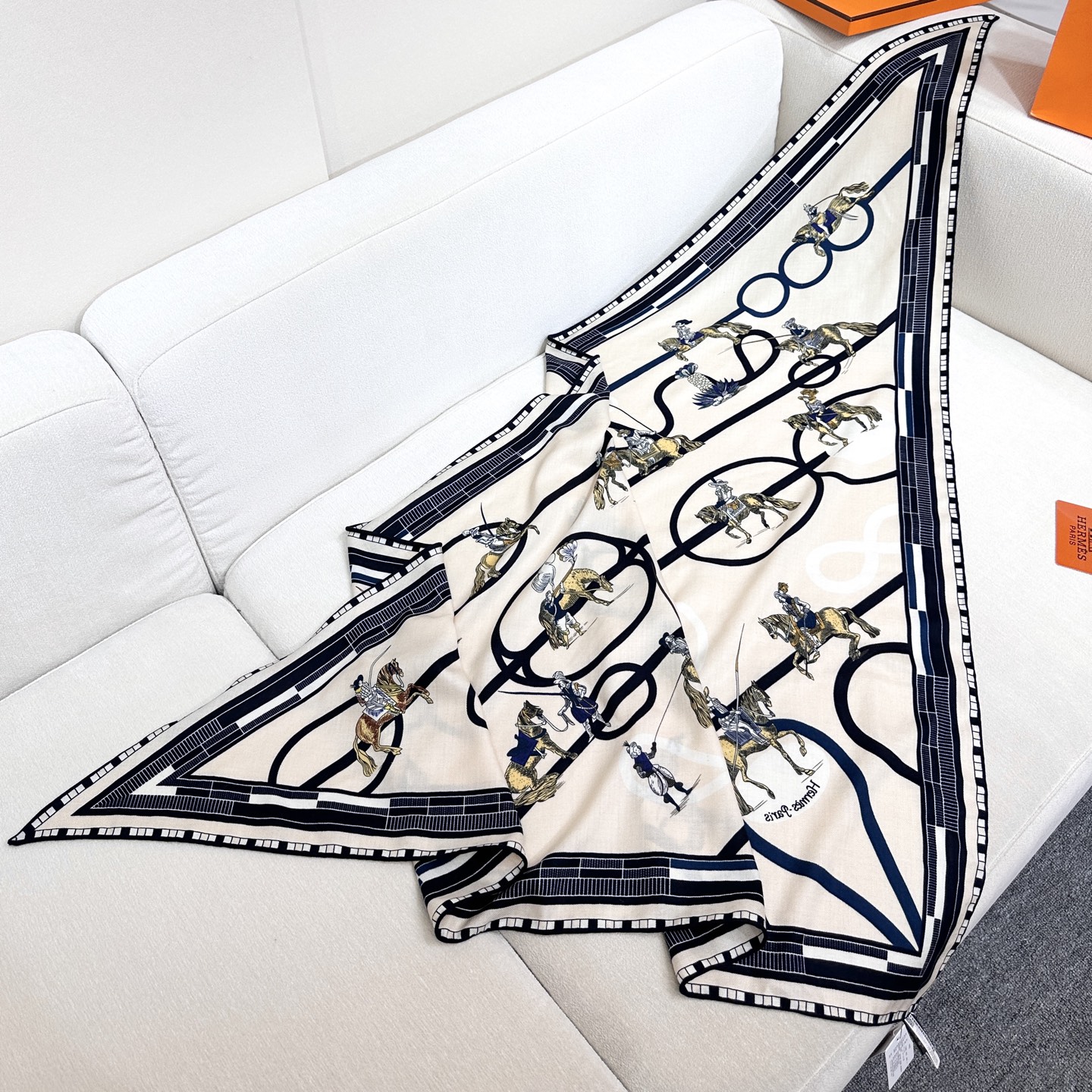  【高品质】 上新❤️ 爱马仕 |  “回转步与蛇形前进”大三角巾 |
手工卷边山羊绒和真丝混纺大三角巾