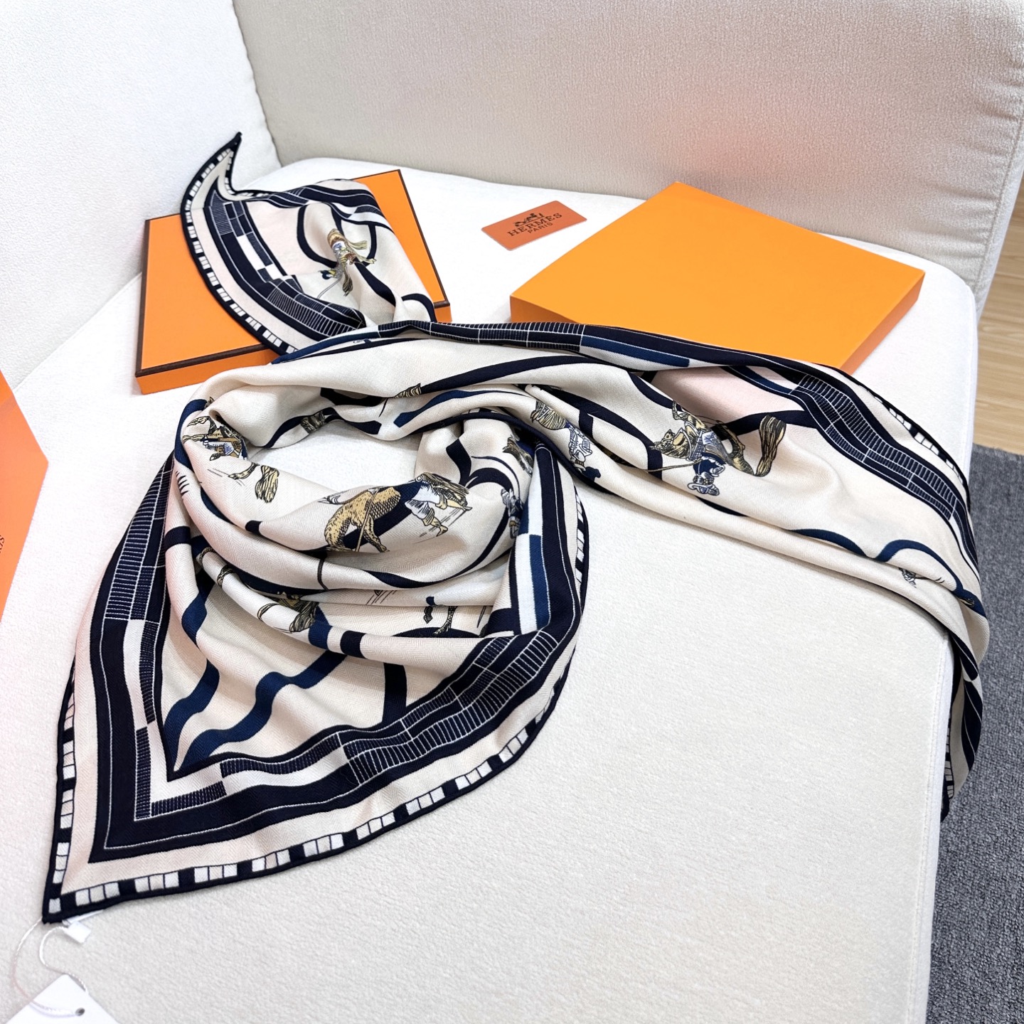  【高品质】 上新❤️ 爱马仕 |  “回转步与蛇形前进”大三角巾 |
手工卷边山羊绒和真丝混纺大三角巾