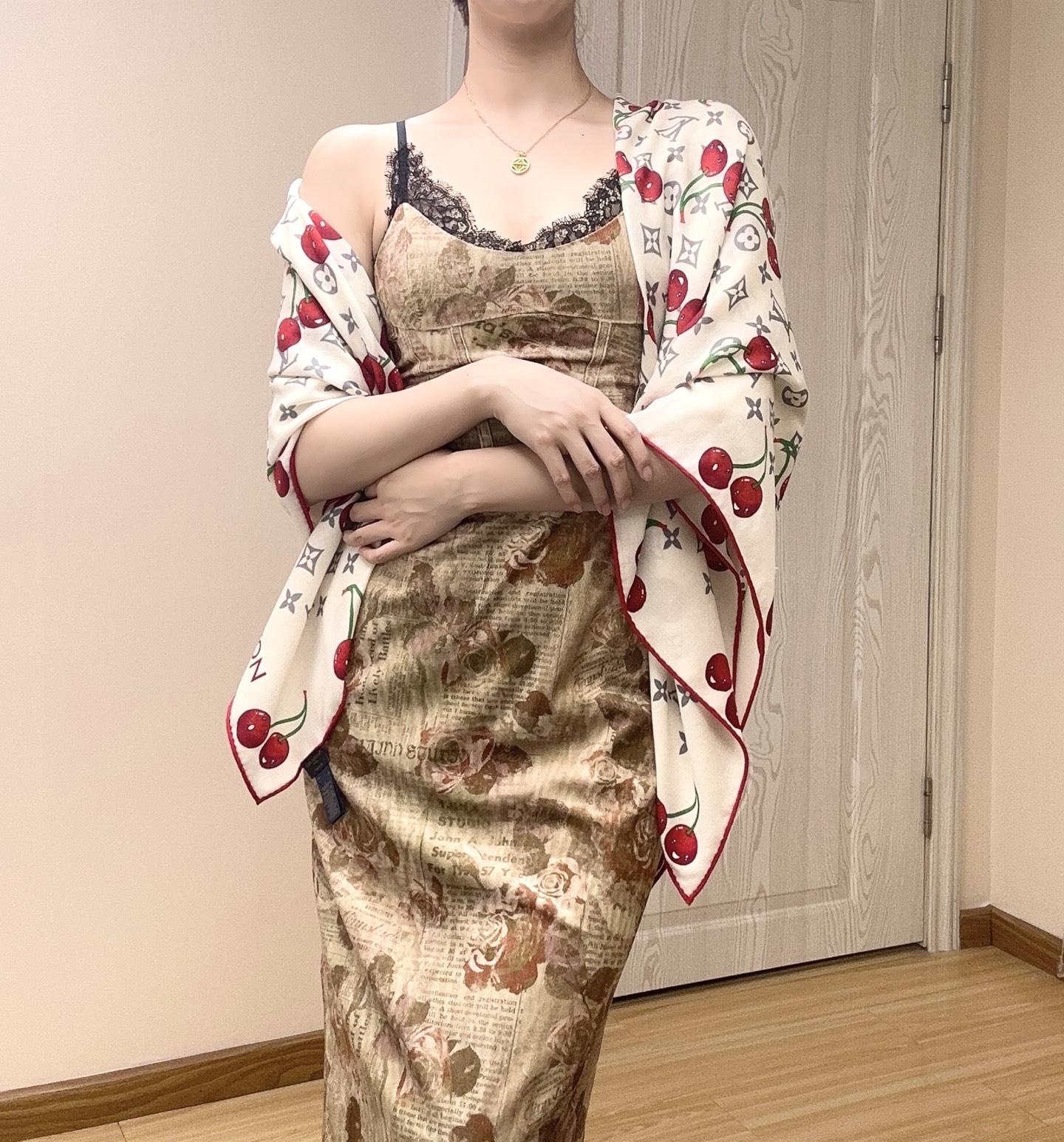 NO:511563,LV X TM MONOGRAM CERISE 140 silk wool square scarf [140 double-sided silk wool same color] LV × TM Monogram Cerise The scarf is from Louis Vuitton x Murakami replica series, embellishing Monogram patterns for gorgeous silk wool, and injecting fresh and vitality with the lively cherry elements written by Japanese artists. Whether worn alone or with other items in the same series, you can show your attention. 135*135 cm (length × height) 30 silk 70 wool inkjet printing Monogram pattern Cherry pattern Louis Vuitton logo high-version scarf, high-version scarf, louis vuitton, louis vuitton, real silk19860909LV X TM MONOGRAM CERISE 140丝毛方巾【140双面丝毛同色】 LV × TM Monogram Cerise 方巾出自路易威登x村上隆复刻系列,为华美丝毛点缀Monogram 图案,再以日本艺术家笔下的灵动樱桃元素注入清新活力.无论单独佩戴或搭配同系列其他单品,均可展露瞩目风采. 135*135厘米（长度×高） 30真丝70羊毛 喷墨印制 Monogram 图案 樱桃图案 路易威登标识高版本围巾,高版本围巾,louis vuitton,louis vuitton,real silk,scarf