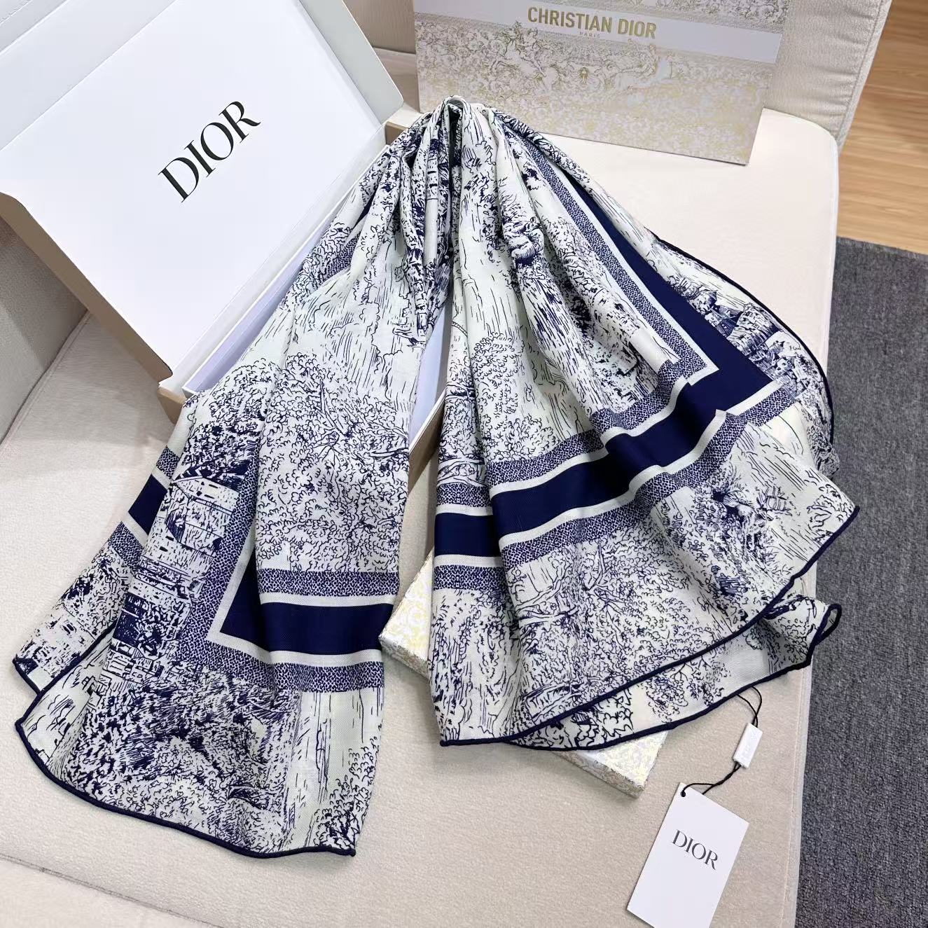   𝐃𝐈𝐎𝐑 𝟐𝟓秋冬新款《苏格兰茹伊丝巾》
Size135×135cm 30真丝70羊绒
茹伊印花时尚