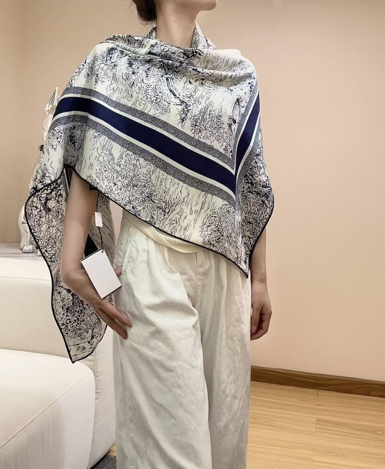   𝐃𝐈𝐎𝐑 𝟐𝟓秋冬新款《苏格兰茹伊丝巾》
Size135×135cm 30真丝70羊绒
茹伊印花时尚