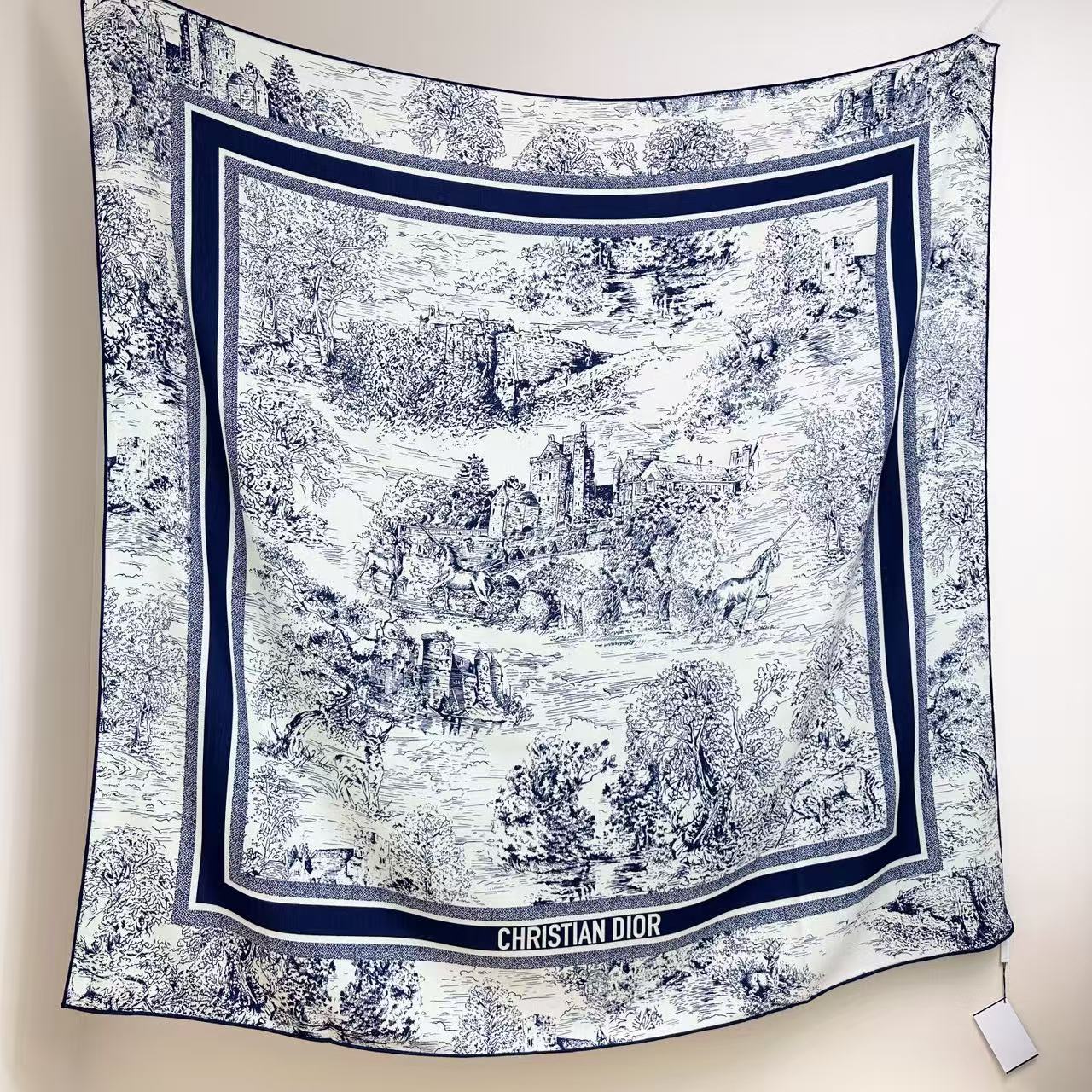   𝐃𝐈𝐎𝐑 𝟐𝟓秋冬新款《苏格兰茹伊丝巾》
Size135×135cm 30真丝70羊绒
茹伊印花时尚