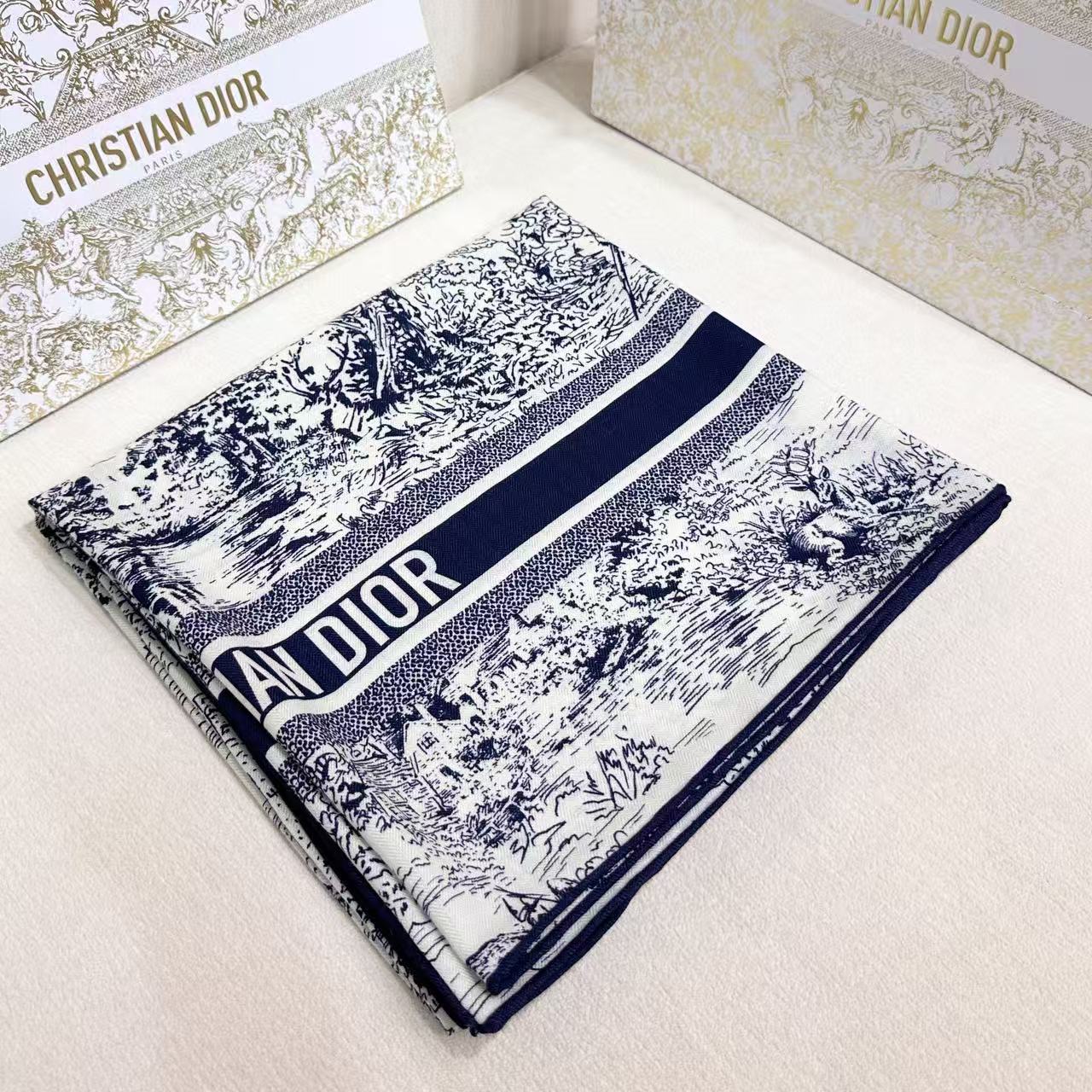   𝐃𝐈𝐎𝐑 𝟐𝟓秋冬新款《苏格兰茹伊丝巾》
Size135×135cm 30真丝70羊绒
茹伊印花时尚