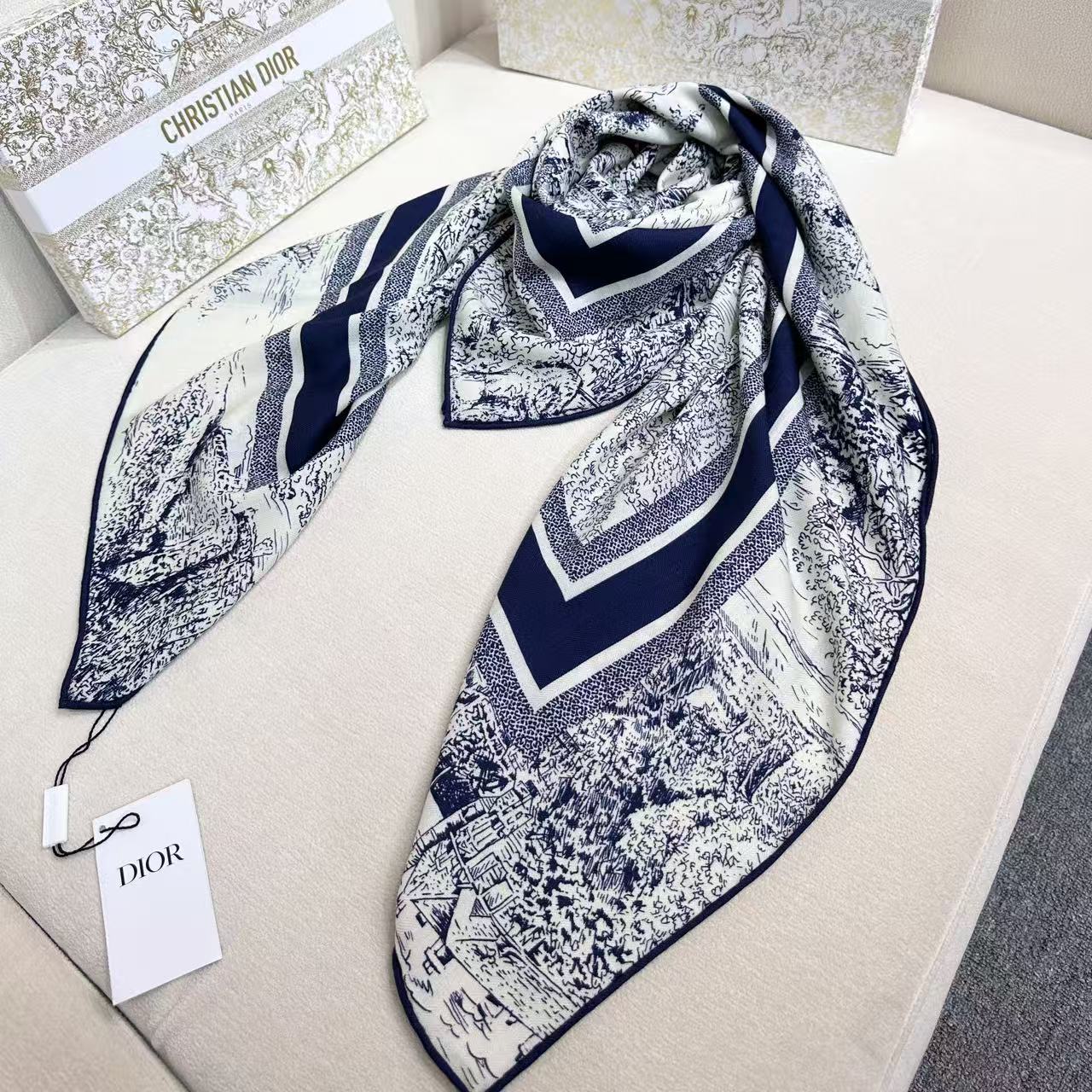   𝐃𝐈𝐎𝐑 𝟐𝟓秋冬新款《苏格兰茹伊丝巾》
Size135×135cm 30真丝70羊绒
茹伊印花时尚